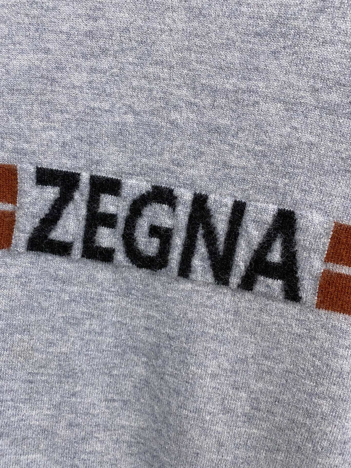 秋冬新品贸易公司渠道稀出，领先官网发售！基础款纯色针织衫单穿叠穿的好选择，修身显瘦的合身版型款式简约，螺