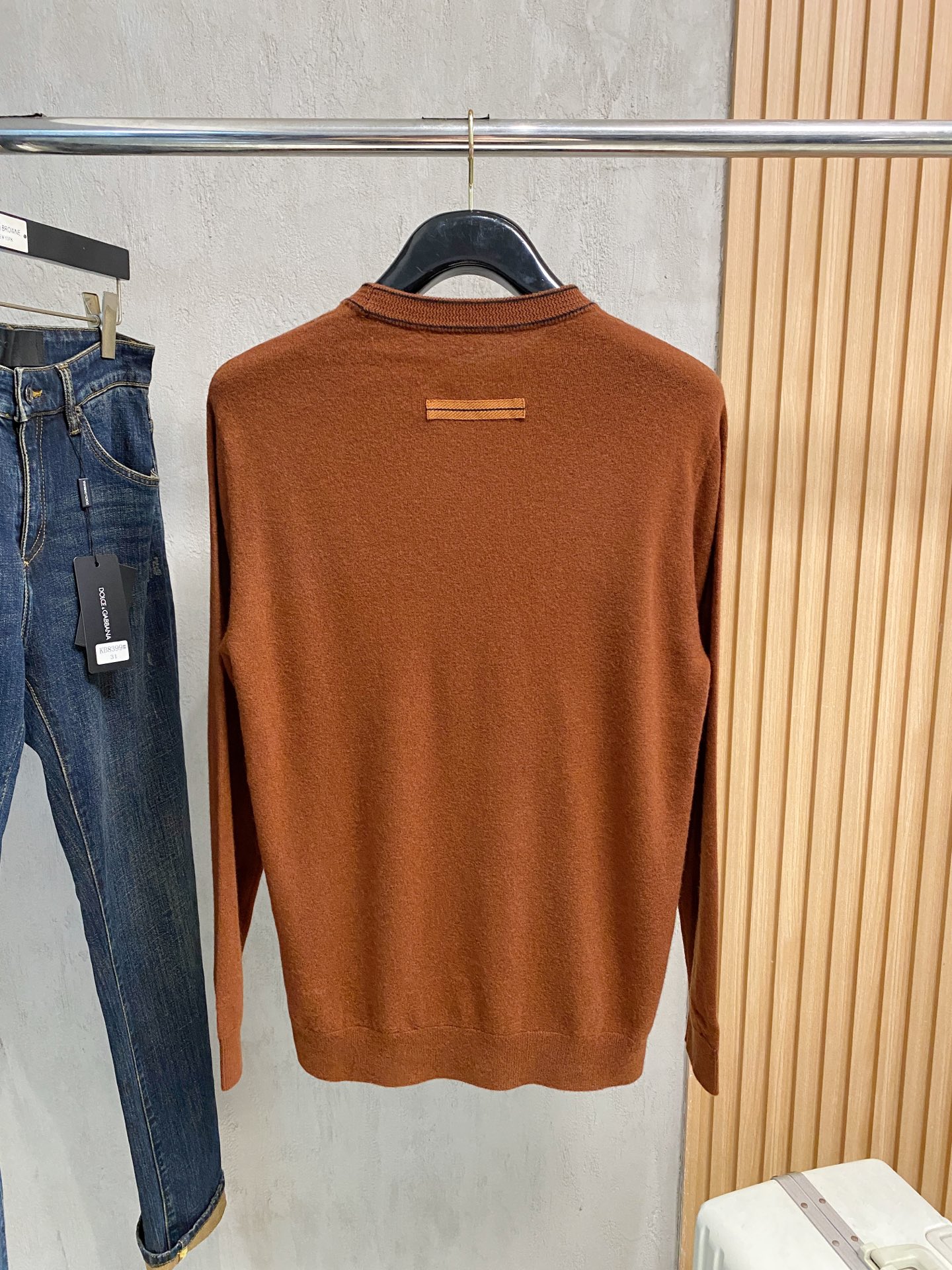 秋冬新品贸易公司渠道稀出，领先官网发售！基础款纯色针织衫单穿叠穿的好选择，修身显瘦的合身版型款式简约，螺