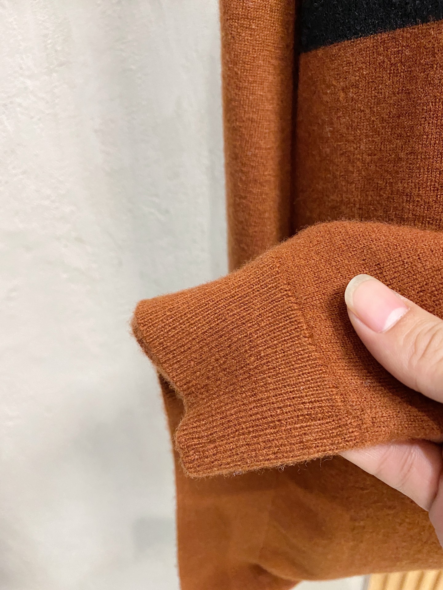 秋冬新品贸易公司渠道稀出，领先官网发售！基础款纯色针织衫单穿叠穿的好选择，修身显瘦的合身版型款式简约，螺