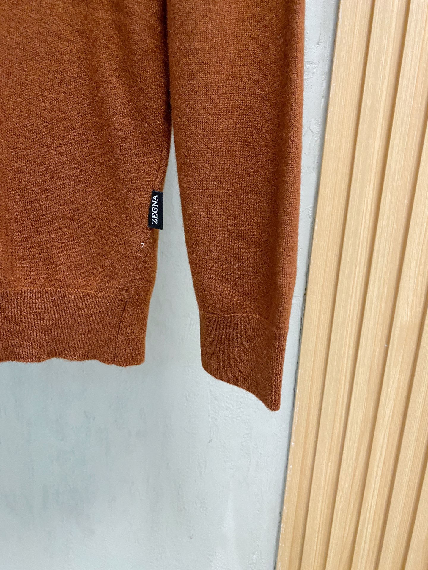 秋冬新品贸易公司渠道稀出，领先官网发售！基础款纯色针织衫单穿叠穿的好选择，修身显瘦的合身版型款式简约，螺