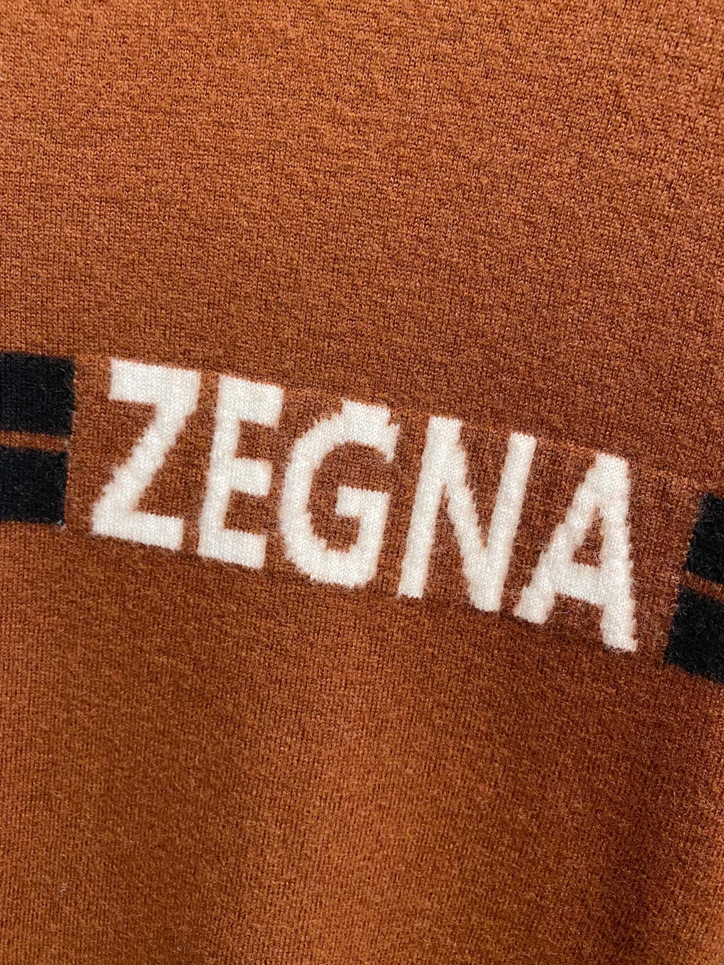 秋冬新品贸易公司渠道稀出，领先官网发售！基础款纯色针织衫单穿叠穿的好选择，修身显瘦的合身版型款式简约，螺