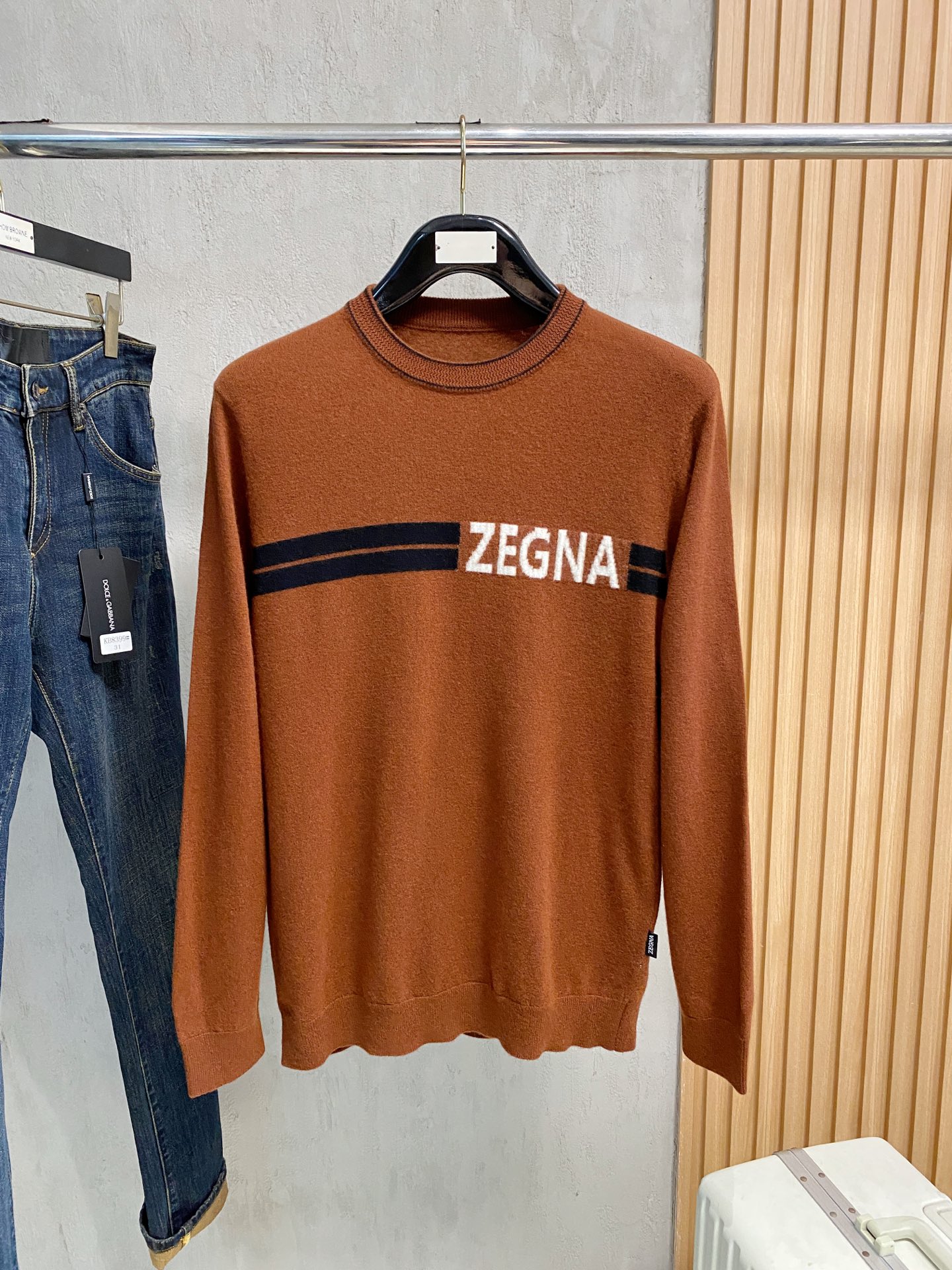 秋冬新品贸易公司渠道稀出，领先官网发售！基础款纯色针织衫单穿叠穿的好选择，修身显瘦的合身版型款式简约，螺