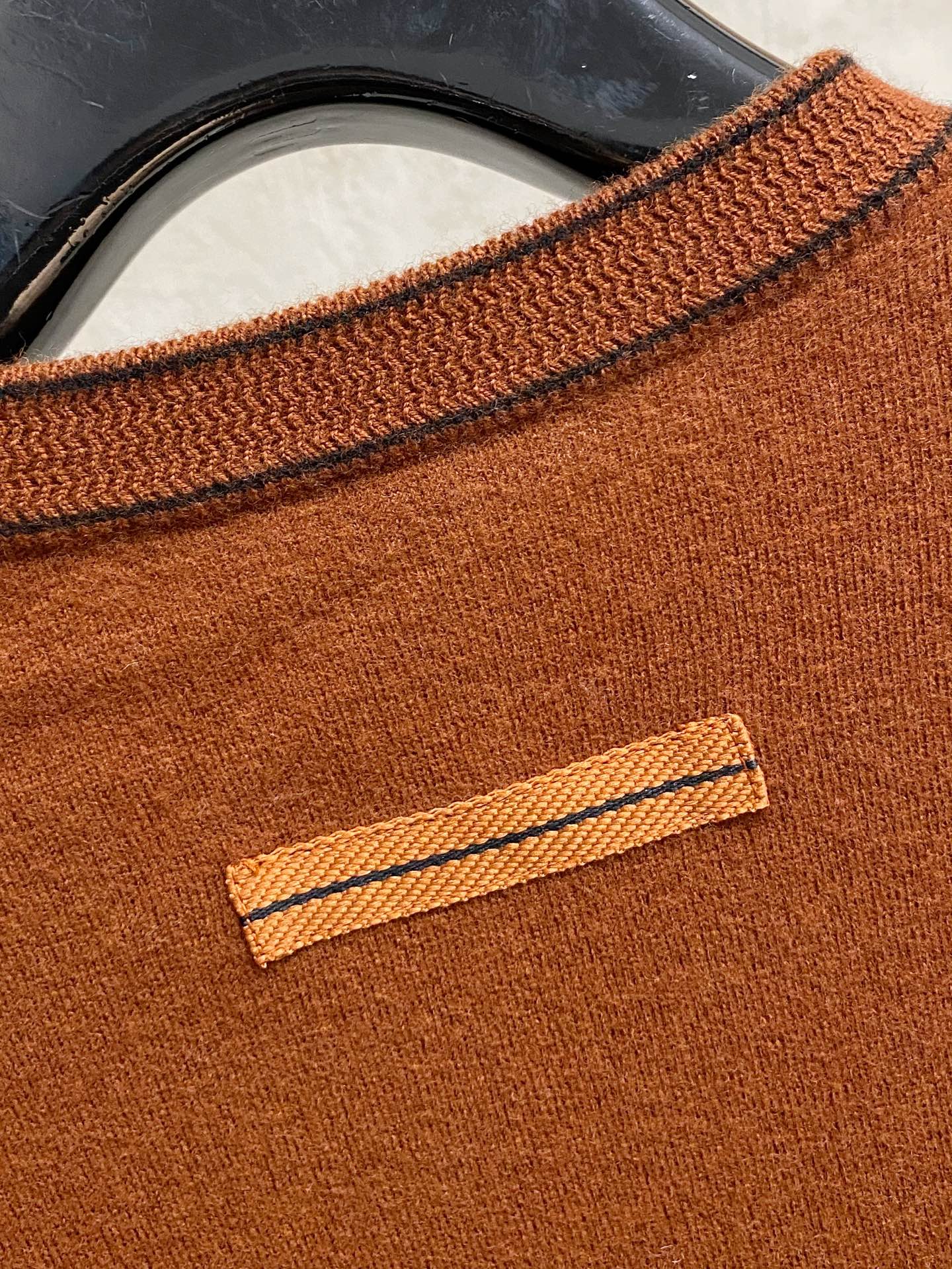 秋冬新品贸易公司渠道稀出，领先官网发售！基础款纯色针织衫单穿叠穿的好选择，修身显瘦的合身版型款式简约，螺