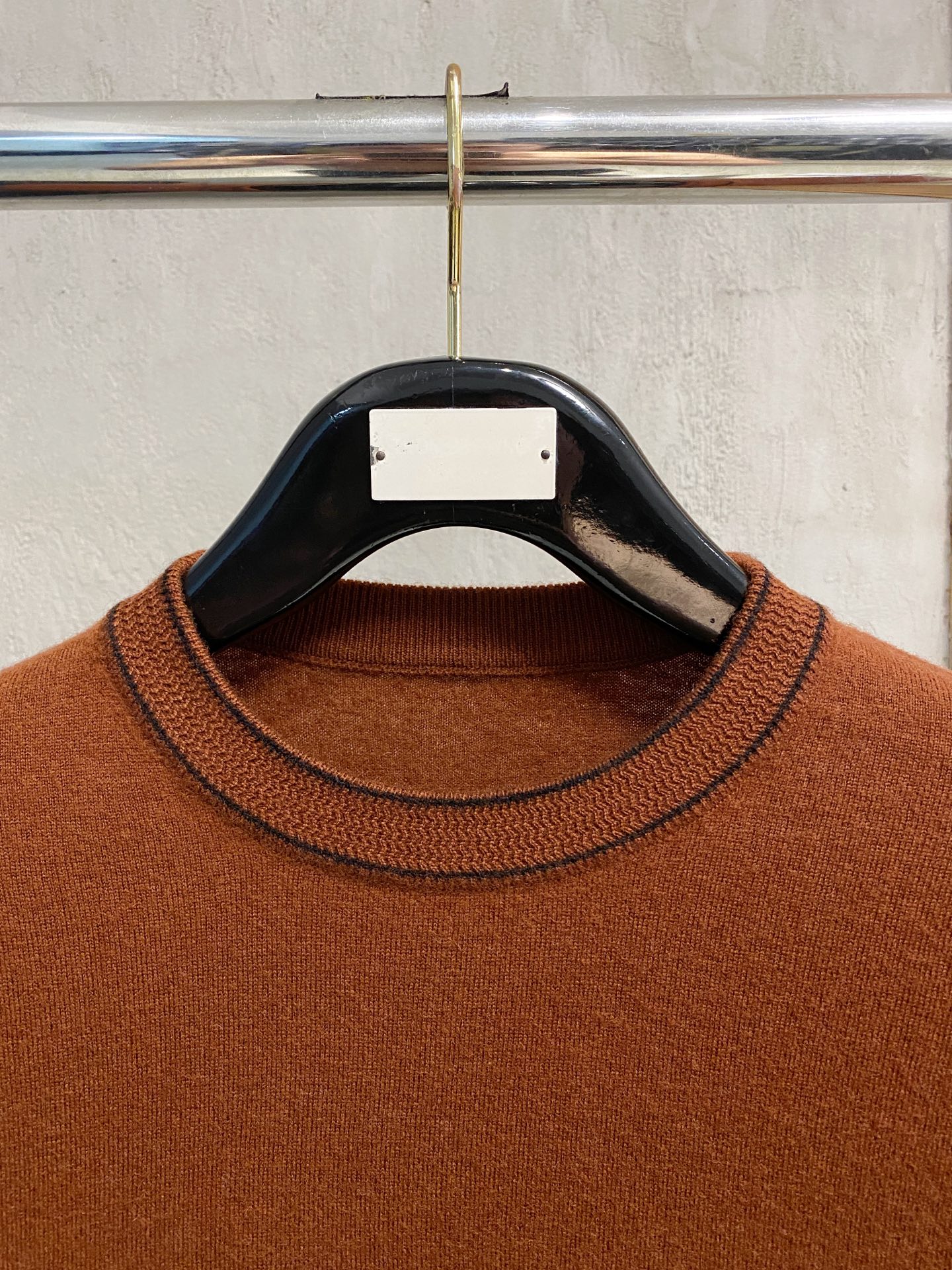 秋冬新品贸易公司渠道稀出，领先官网发售！基础款纯色针织衫单穿叠穿的好选择，修身显瘦的合身版型款式简约，螺