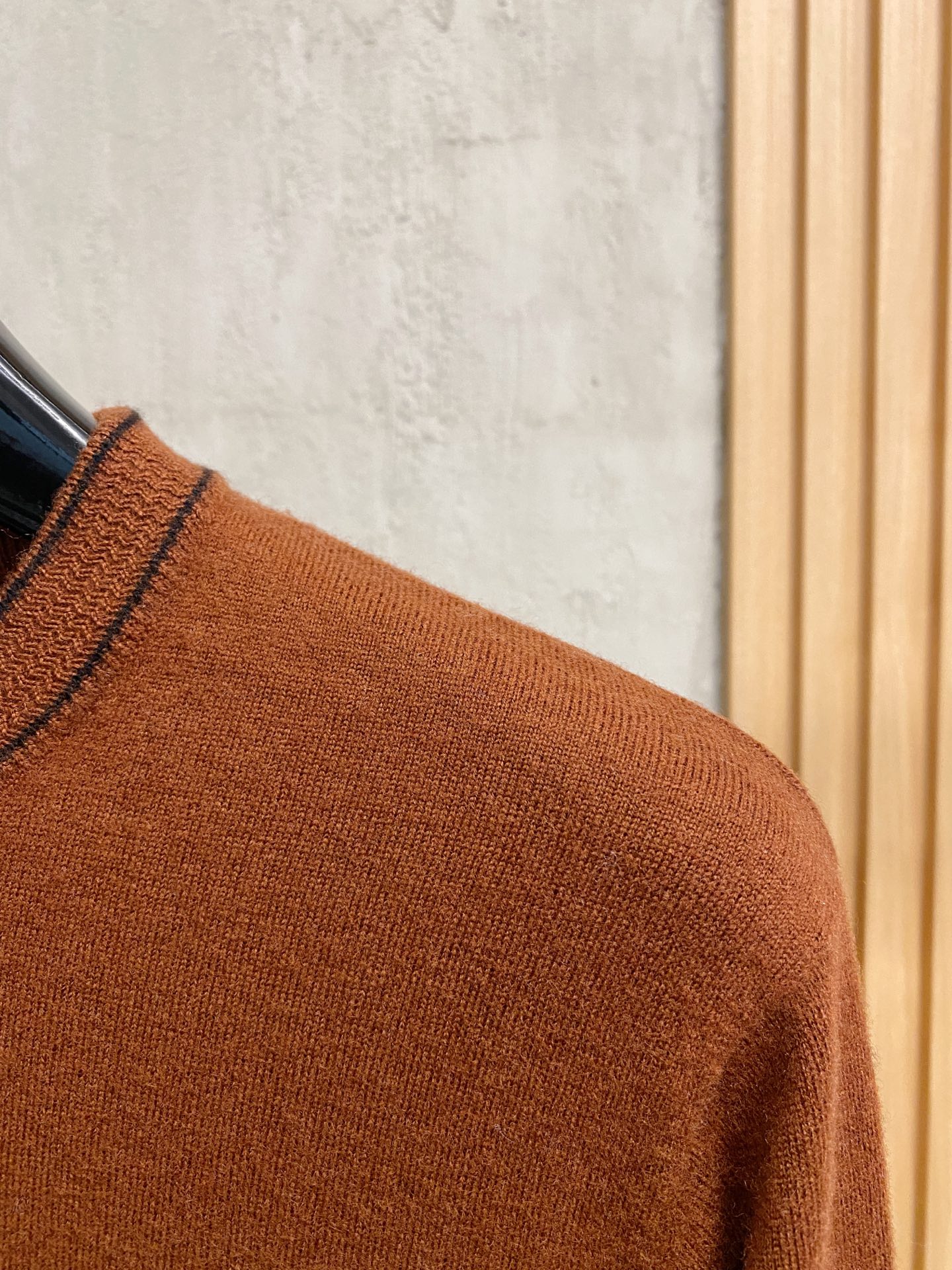 秋冬新品贸易公司渠道稀出，领先官网发售！基础款纯色针织衫单穿叠穿的好选择，修身显瘦的合身版型款式简约，螺