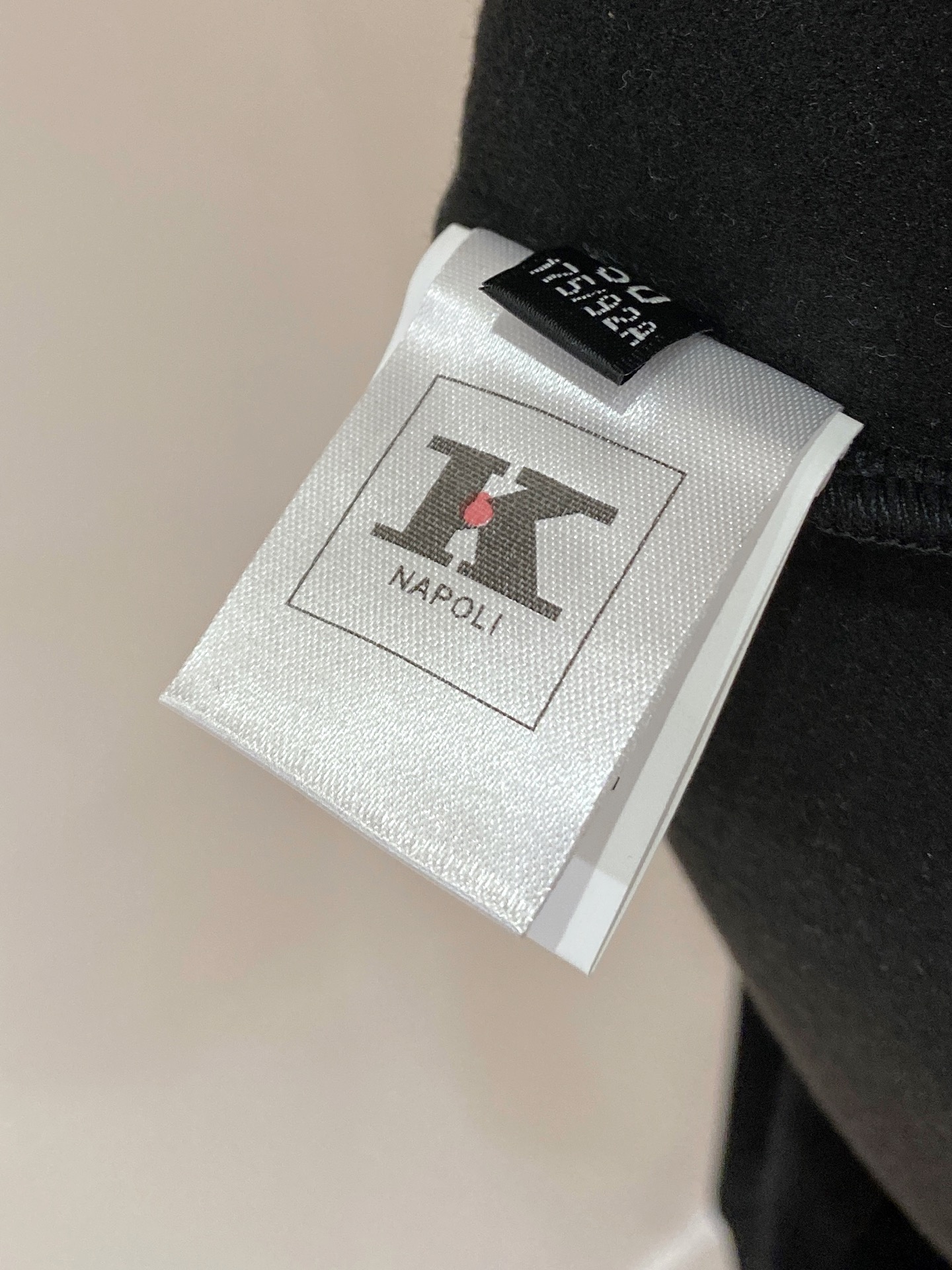 顶级品质>专柜官网同步发售！辅料全部原版定制出品，贸易公司真品订单。高级定制进口面料，以天然植物纖維提炼