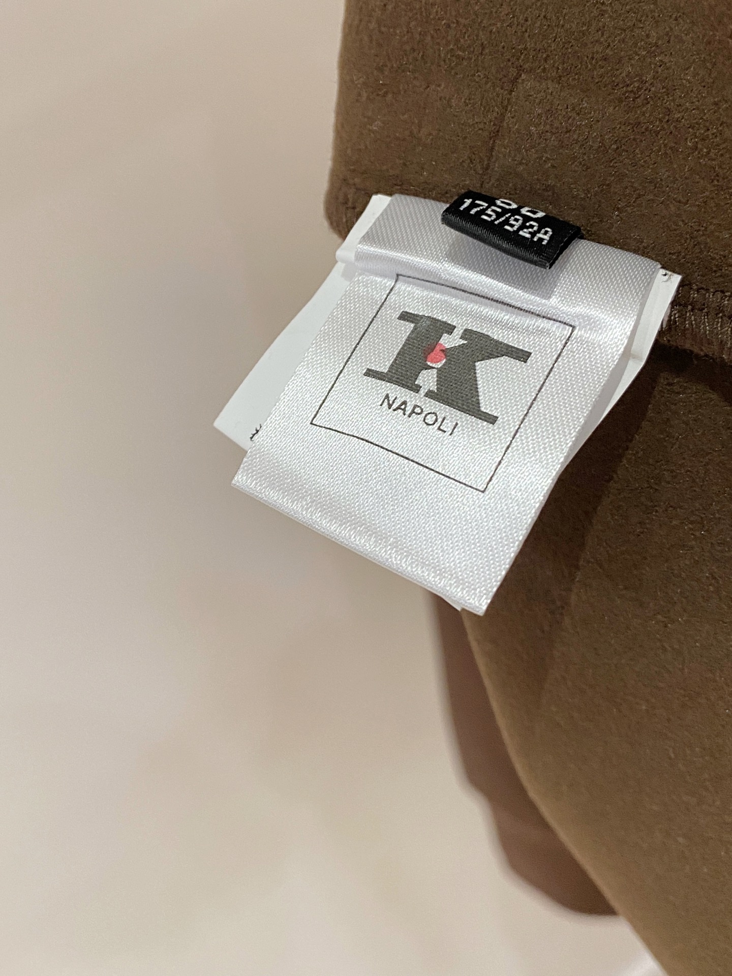 顶级品质>专柜官网同步发售！辅料全部原版定制出品，贸易公司真品订单。高级定制进口面料，以天然植物纖維提炼