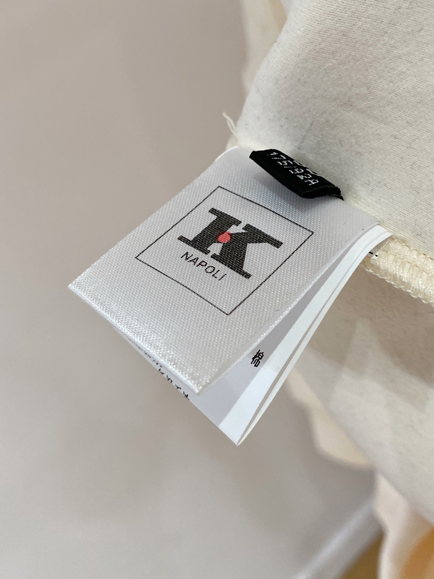 顶级品质>专柜官网同步发售！辅料全部原版定制出品，贸易公司真品订单。高级定制进口面料，以天然植物纖維提炼