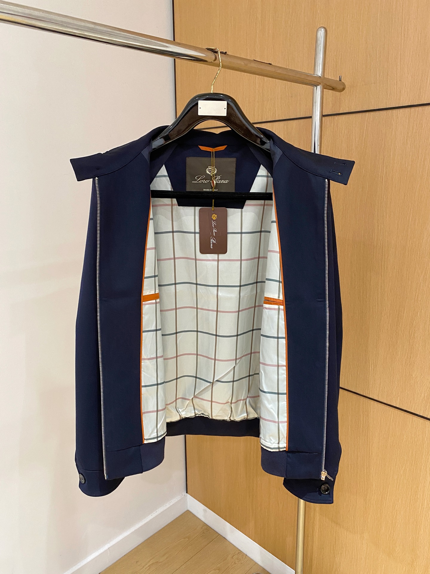 顶级品质>专柜官网同步发售！辅料全部原版定制出品，贸易公司真品订单。高级定制进口面料，以天然植物纖維提炼