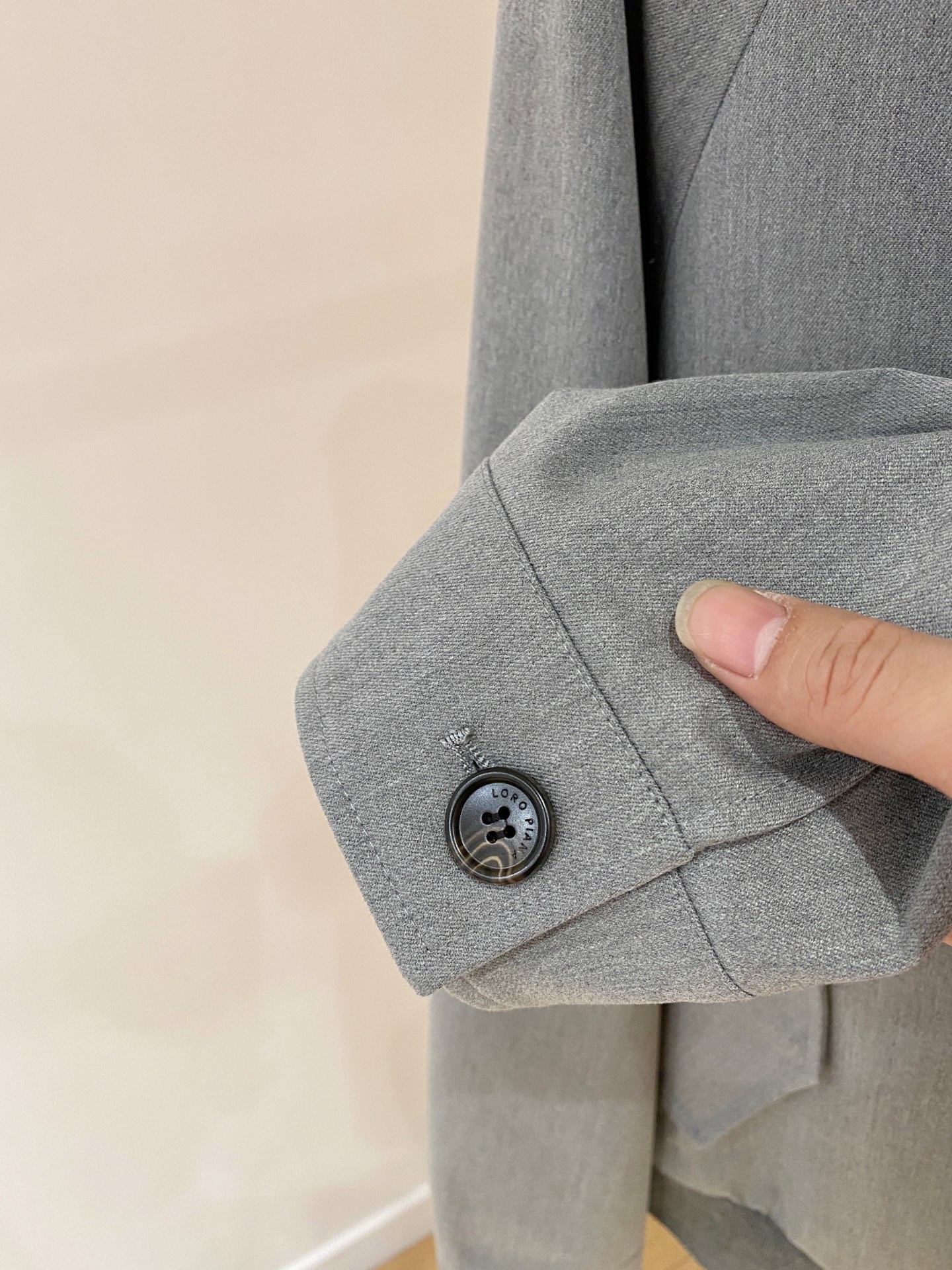 顶级品质>专柜官网同步发售！辅料全部原版定制出品，贸易公司真品订单。高级定制进口面料，以天然植物纖維提炼