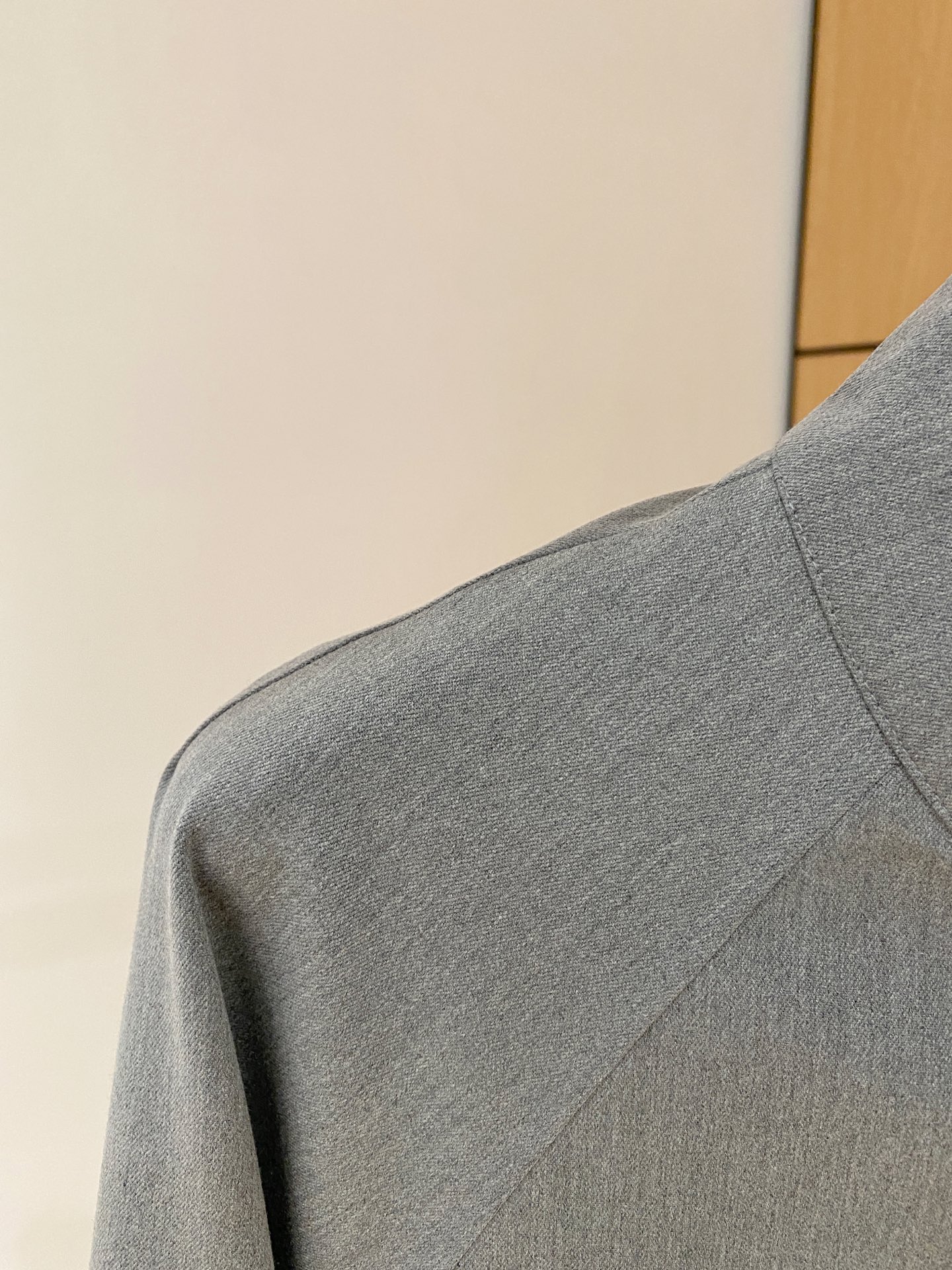 顶级品质>专柜官网同步发售！辅料全部原版定制出品，贸易公司真品订单。高级定制进口面料，以天然植物纖維提炼