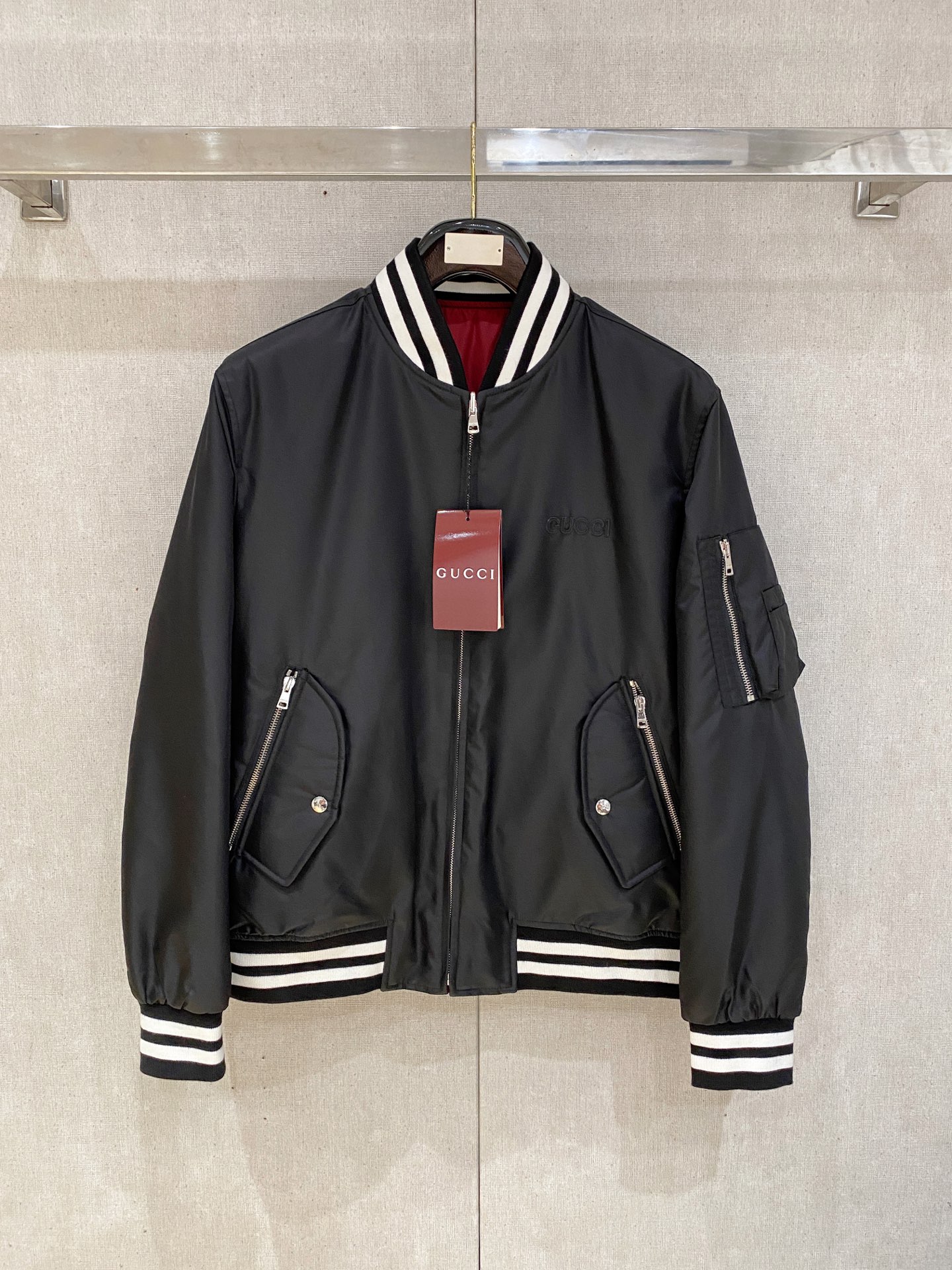 NO:538090,[Double-wearing cotton jacket] GUCCI 24 Autumn and Winter New Product, Double-sided Nylon Pilot Thickened Cotton Clothes. Early autumn series rejuvenates modern styles. Behind the simple and unpretentious colors, there is a complex internal structure and low-key and restrained details. The black and white contrasting striped rib piping design cleverly creates a contrasting beauty. Filled with 140 grams of cotton, it has excellent warmth in autumn and winter. This double-sided pilot jacket is made of black nylon material, with invincible texture and crisp and stylish. The chest patch embroidery embroidery is embroidered on the other side, making it a high-end burgundy GG jacquard material, with unparalleled high-end texture and full of fashion. Simple embroidery details and striped rib piping make the whole look more plump. It shows a fashionable and simple outfit and easily creates a trendy and age-reducing style. Color A-side black B-cotton wine red jacquard  Size M-3XL (48-56 sizes), gucci, jackets & coats, alexander wang19860909【双穿棉服】 GUCCI 24秋冬新品,双面尼龙飞行员加厚棉服.早秋系列焕新演绎现代款式.朴实无华的色彩背后潜藏着复杂的内部构造和低调内敛的细节.以黑白撞色条纹罗纹滚边设计巧妙营造对比美感.填充140克棉,秋冬保暖性优越. 这款双面飞行员夹克以黑色尼龙材质打造,质感无敌赞,挺括有型.胸口贴布绣缀饰,极简又大气.另一面甄选高级酒红色GG提花材质制作,其质感无以伦比的高端,时尚度爆棚.简洁的刺绣细节和条纹罗纹滚边令整个造型愈发丰满.尽显时尚简易穿搭,轻松塑造潮流减龄造型. 颜色A面黑色 B棉酒红色提花 尺码M-3XL（48-56码）,,gucci,jackets & coats,alexander wang,Men's clothing