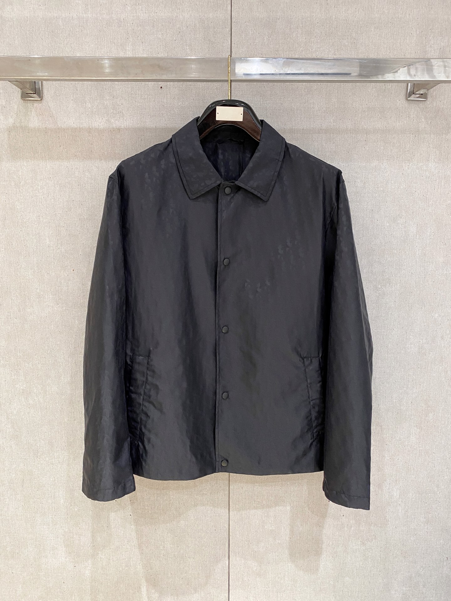 NO:538079,DIOR Autumn New Product | Unlocking the Blues Technology Sense, Oblique Printed Short Jackets inherit the essence of the DIOR brand. The autumn men's clothing series ingenuity presents a new Oblique Printed Short Jacket, which is intertwined with pioneering craftsmanship and classic aesthetics to interpret the modern style of modern men. Selected materials, Zhuoran craftsmanship The technological jacquard fabric is made of nylon material, combining innovative technology and luxurious texture, presenting a unique glossy texture, delicate and crisp touch, taking into account functionality and visual aesthetics. The iconic Oblique print covers the brand's classic Oblique totem, and presents three-dimensionally with precision weaving craftsmanship, demonstrating the brand recognition in low-key, and interpreting the eternal fashion declaration.  Detailed carvings show the style, wide-angle collar design breaks through traditional tailoring, outlining elegant outlines with neat lines, giving the shape a relaxed and urban atmosphere. The button opening and closing system selects texture buttons, matched with a smooth opening and closing structure, and the details show exquisite craftsmanship. The finishing touch of the back Dior rubber logo is exquisitely embellished in three-dimensional patch form, combining modern sports aesthetics and brand iconic elements, and low-key releases extraordinary style. Practical aesthetics combines exquisite patch pocket design to meet daily storage needs. Color black Size M-3XL (48-56 sizes), dior, jackets & coats, alexander wang19860909DIOR 秋季新品｜解锁蓝调科技感,Oblique印花短夹克 承袭DIOR品牌精髓,秋季男装系列匠心呈现全新Oblique印花短夹克,以先锋工艺与经典美学交织,演绎现代男士的摩登风范.臻选材质,卓然工艺 科技提花面料采用锦纶材质,融合创新科技与奢华质感,呈现独特光泽肌理,触感细腻挺括,兼顾功能性与视觉美感. 标志性Oblique印花通体覆盖品牌经典Oblique图腾,以精密织造工艺立体呈现,于低调中彰显品牌辨识度,诠释永恒时尚宣言. 细节雕琢,彰显格调宽角领设计突破传统剪裁,以利落线条勾勒优雅轮廓,赋予造型舒展洒脱的都市气息.纽扣开合系统精选质感纽扣,搭配流畅开合结构,细节之处尽显考究工艺.背部点睛之笔Dior橡胶标志以立体补丁形式精致点缀,融合现代运动美学与品牌标志性元素,低调释放不凡格调.实用美学兼具精巧贴袋设计,满足日常收纳需求. 颜色黑色 尺码M-3XL (48-56码）,,dior,jackets & coats,alexander wang,Men's clothing