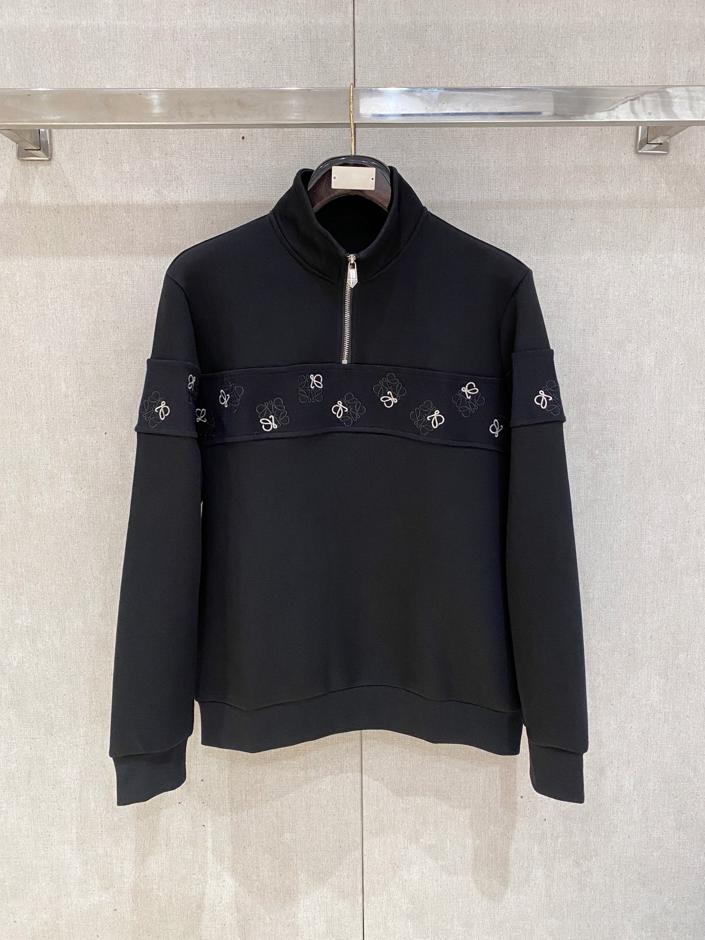 NO:538367,.Luo Yiwei 2025 Autumn and Winter wool-blend pullover knit sweatshirt Geometric leather-patched pocket design is very highlighted, logo letter buttons highlight the texture in details The overall design is fashionable and gives a modern sense of tailoring, the neckline slightly fits the neck, making the overall upper body look younger and more fashionable. The fabric is made of customer-supplied wool blend material, which is easy to care for. The surface has a wool texture. The upper body is comfortable and warm, and it looks high-end. It also has a very crisp feeling. Color Black, brown, gray, code M-3XL, try on 172-148, wear L size slim feeling, loewe, hoodie, sweatshirts, alexander wang19860909.罗意威 2025秋冬 羊毛混纺套头针织卫衣 几何拼皮的口袋设计 很有亮点,标志字母纽扣 细节上凸显质感 整体设计上身时尚而赋予现代气息感合体的剪裁,领口微微贴合颈部,让整体上身更显年轻时尚 , 面料采用客供定织羊毛混纺材质 有着易打理的特点 表面有着羊毛质感 上身舒适保暖 ,显高档的同时 又有很好挺括感 颜色 黑色 咖色 灰色 码数M-3XL 试穿172-148 穿L码修身感,,loewe,hoodie,sweatshirts,alexander wang,Men's clothing