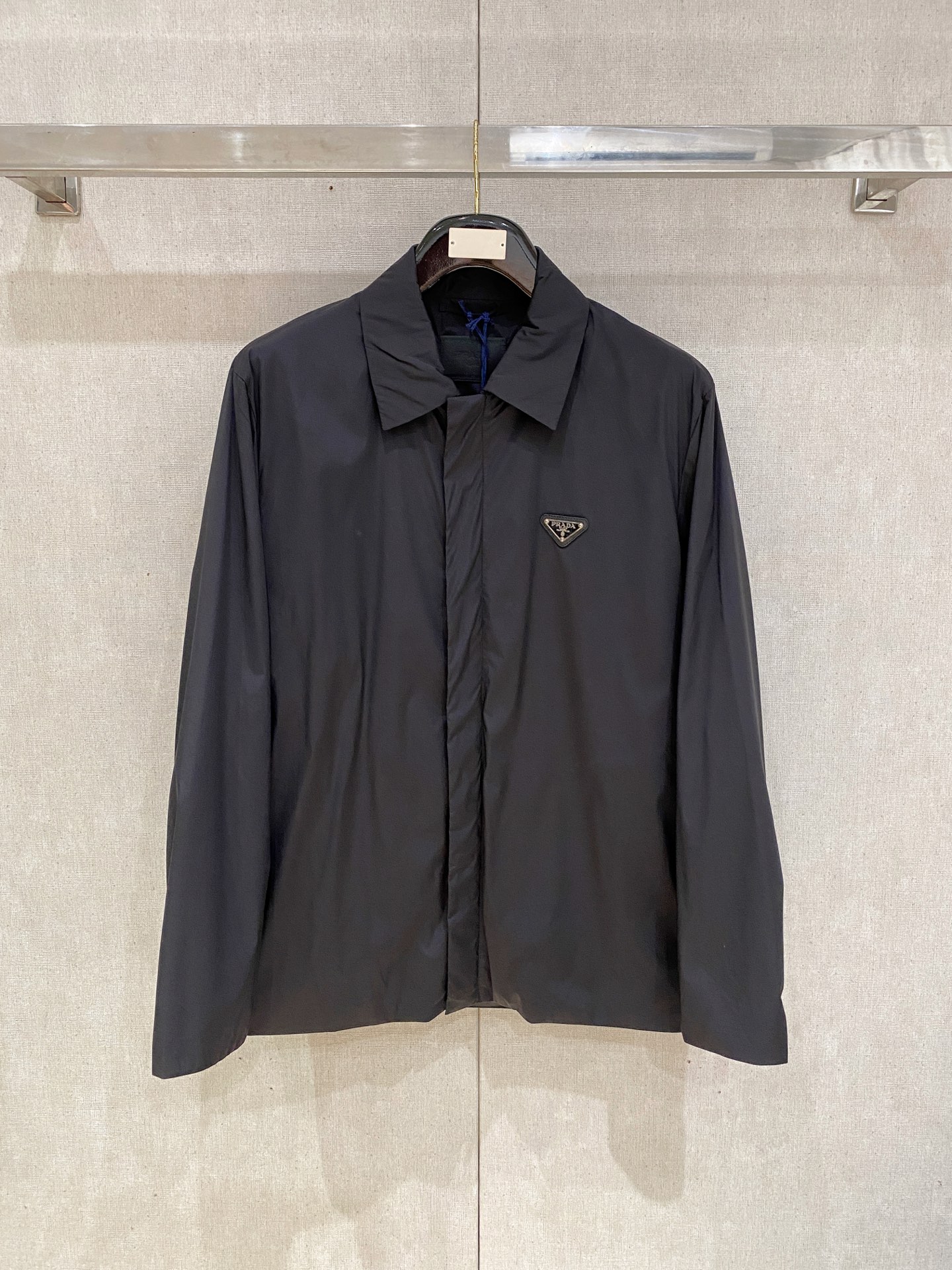 NO:538092,PA family men's business lapel shirt jacket, Taiwan Yibi trader licensed, new products in early spring 25 years, high-end Italian OEM production, official classic ace single product! ! The new season of men's clothing is full of modernity and technology, combining fashion aesthetics with outdoor elements, and continues to follow the minimalist route of P's family in terms of design tone, each with rich details. The chest is injected with the iconic enamel-patterned lychee-patterned cowhide triangular badge logo, which is a soul-style embellishment and strongly boasts the brand identity! A jacket with extremely high technological functional value, made of Re-Nylon renewable nylon fabric made of Japan Toray Customized Fabric (a first-line luxury clothing royal fabric manufacturer) has natural environmental protection characteristics. It has excellent functional windproof and waterproof effect, strong quick drying, first-class breathability, and extremely strong stain resistance! The details are exquisite and sophisticated, the hidden placket zipper double-closing design, exclusive customized zippers and snaps, the hidden pocket configuration is quite outstanding, and the hat collar can be flexibly disassembled, which is very user-friendly! The jacket is an excellent equipment in the transition season, with a significant upper body effect, showing the vitality of the urban upstarts. It is an extremely outstanding jacket in the dressing season. It can be perfectly controlled by business commuting, street style, outdoor sports and leisure, and is extremely practical! Size M-3XL (48-56 sizes), Jackets & coats, Jackets & coats, cowhide, hats, alexander wang19860909PA家族男士商务翻领衬衣款外套,台湾意比贸易商行货,25年早春新品,高端意大利代工出品,官方经典王牌单品！！ 新一季的男装充满现代感与科技感,将时装美学与户外元素混搭结合,在设计基调方面继续沿袭了P家的极简路线,细节元素各自丰富发挥,胸前注入了标志性珐琅拼饰荔枝纹牛皮三角徽章标识,属于灵魂式点缀,有力标榜了品牌身份！ 科技功能性价值极高的一款夹克,日本东丽公司订制面料（一线奢侈品成衣御用面料商）顶级专利Re-Nylon可再生尼龙织物制成,有着天然的环保特质,其材质具备优越的功能性防风防水效果,速干性强,同时透气性亦一流,且抗污性极强！ 细节精湛考究,暗门襟拉链双开合设计,专属定制拉链及按扣,隐藏式口袋配置颇为出彩,帽领可灵活拆卸,非常人性化！ 夹克属于过渡季优秀的装备,上身效果显著,尽显都市新贵活力色彩,在穿搭季属于极为出色的一款外套,商务通勤、出街造型、户外运动休闲皆可完美驾驭,实穿性极强！ 尺码M-3XL（48-56码）,,jackets & coats,jackets & coats,cowhide,hats,alexander wang,Men's clothing