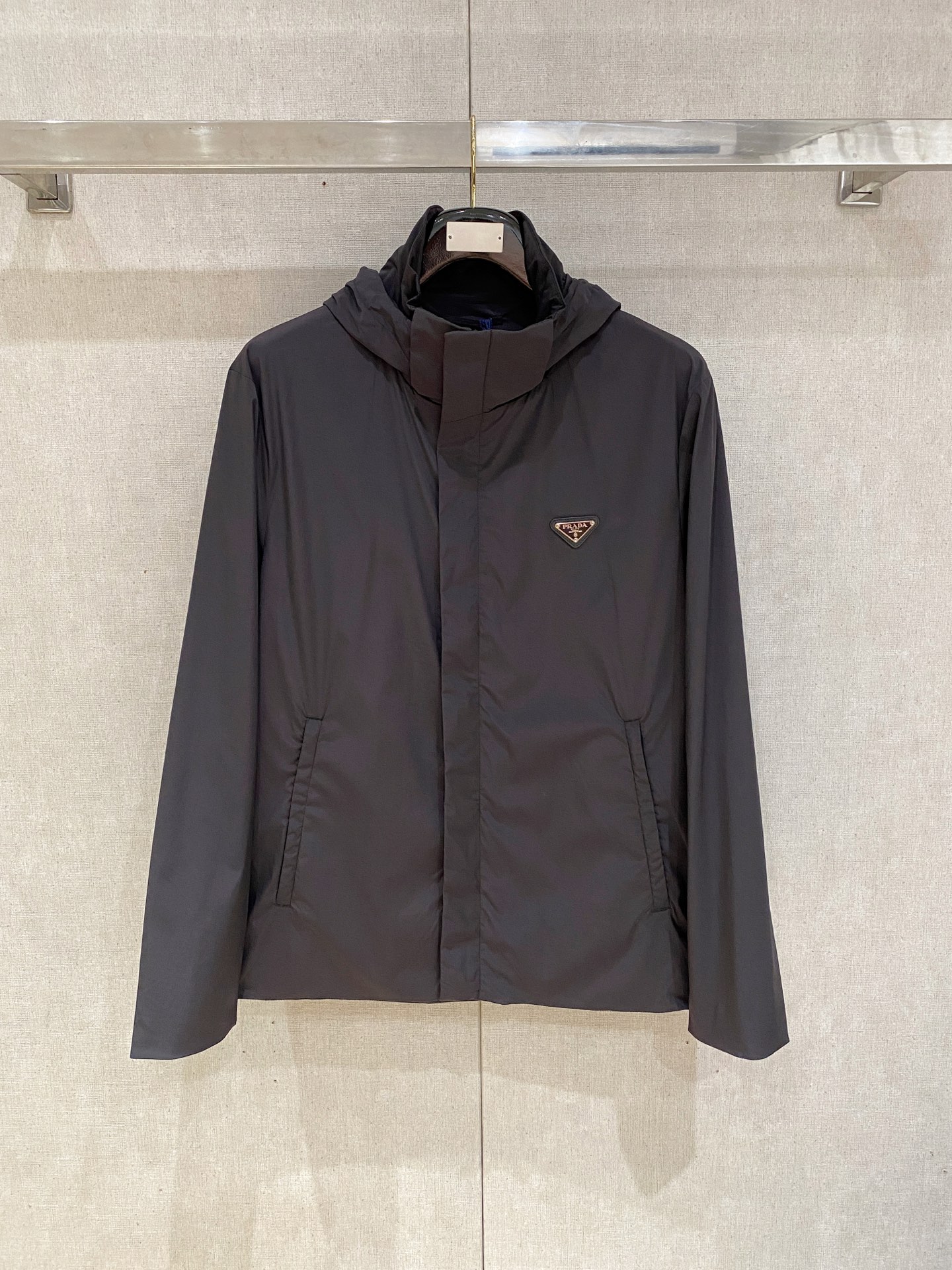 NO:538081,PRADA men's fashion style can be taken off-top jacket, licensed by Taiwan Yibi Trader, new products in early spring 25 years, high-end Italian OEM, official classic ace item! ! The new season of men's clothing is full of modernity and technology, combining fashion aesthetics with outdoor elements, and continues to follow the minimalist route of P's family in terms of design tone, each with rich details. The chest is injected with the iconic enamel-patterned lychee-patterned cowhide triangular badge logo, which is a soul-style embellishment and strongly boasts the brand identity! A jacket with extremely high technological functional value, made of Re-Nylon renewable nylon fabric made of Japan Toray Customized Fabric (a first-line luxury clothing royal fabric manufacturer) has natural environmental protection characteristics. It has excellent functional windproof and waterproof effect, strong quick drying, first-class breathability, and extremely strong stain resistance! The details are exquisite and sophisticated, the hidden placket zipper double-closing design, exclusive customized zippers and snaps, the hidden pocket configuration is quite outstanding, and the hat collar can be flexibly disassembled, which is very user-friendly! The jacket is an excellent equipment in the transition season, with a significant upper body effect, showing the vitality of the urban upstarts. It is an extremely outstanding jacket in the dressing season. It can be perfectly controlled by business commuting, street style, outdoor sports and leisure, and is extremely practical! Size M-3XL (48-56 sizes), prada, prada, jackets & coats, jackets & coats, cowhide, hats, alexander wang19860909PRADA普拉达 男士时装款可脱卸连帽夹克外套,台湾意比贸易商行货,25年早春新品,高端意大利代工出品,官方经典王牌单品！！ 新一季的男装充满现代感与科技感,将时装美学与户外元素混搭结合,在设计基调方面继续沿袭了P家的极简路线,细节元素各自丰富发挥,胸前注入了标志性珐琅拼饰荔枝纹牛皮三角徽章标识,属于灵魂式点缀,有力标榜了品牌身份！ 科技功能性价值极高的一款夹克,日本东丽公司订制面料（一线奢侈品成衣御用面料商）顶级专利Re-Nylon可再生尼龙织物制成,有着天然的环保特质,其材质具备优越的功能性防风防水效果,速干性强,同时透气性亦一流,且抗污性极强！ 细节精湛考究,暗门襟拉链双开合设计,专属定制拉链及按扣,隐藏式口袋配置颇为出彩,帽领可灵活拆卸,非常人性化！ 夹克属于过渡季优秀的装备,上身效果显著,尽显都市新贵活力色彩,在穿搭季属于极为出色的一款外套,商务通勤、出街造型、户外运动休闲皆可完美驾驭,实穿性极强！ 尺码M-3XL（48-56码）,,prada,prada,jackets & coats,jackets & coats,cowhide,hats,alexander wang,Men's clothing