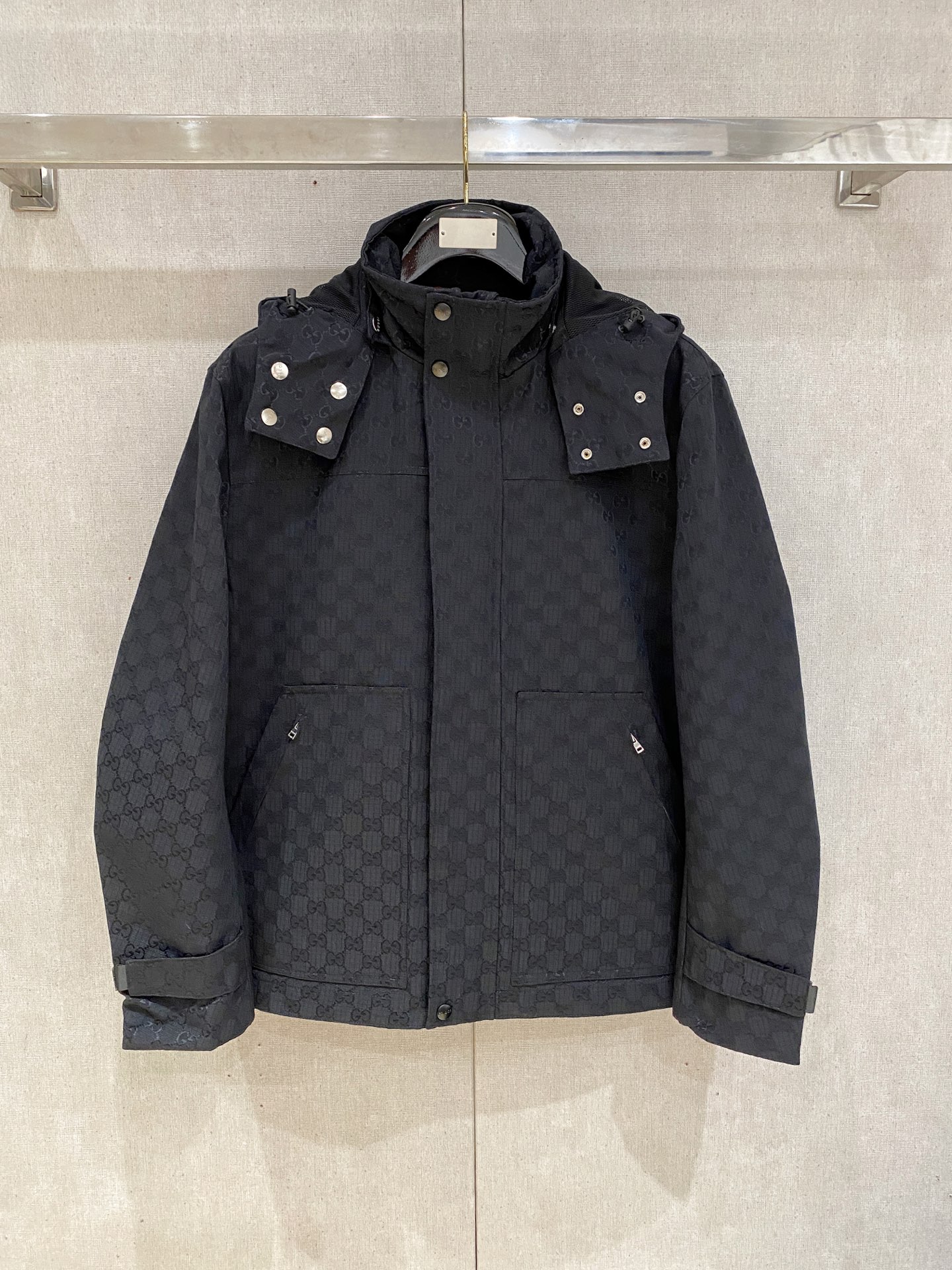 NO:538088,Make a big debut!  GUCCI 25 Autumn and Winter Thick Jacquard Trench Coat. One dress hides two rhymes and one button to create a fashion. GG canvas detachable sleeve hat jacket allows your urban wardrobe to have a versatile legend from now on. Luxury and elegant, double-sided form, style is innovative and detachable collar hat design, one-click to switch the dual forms of 'stand-sided collar jacket' and 'hat jacket' to interpret the ever-changing philosophy of 'one dress double-sided'. It uses classic black GG canvas fabric, with delicate textures like artwork, carrying the craftsmanship heritage of Gucci for a century. Black metal letter buttons and knitted spirals dotted between them, like stars embellishing the night sky, quietly integrating low-key luxury and exquisite style into every needle and thread.  The mesh sports lining is light and breathable, giving the jacket excellent comfort, allowing urban travel and outdoor adventure to be relaxed and comfortable. The front closure of the long-sleeved zipper is smoothly opened and closed, and is designed with a windproof door barrel to resist the cold autumn wind and protect warmth and demeanor. Practical aesthetics, flexible design of the pocket system with kangaroo pockets on both sides of the pocket system are matched with invisible zippers, which have both storage safety and neat shape; the sleeve loop adjustment design reveals humanized ingenuity in details. Contour art cylindrical stand collar outlines neat lines, and the shoulder-falling long sleeves balance slack and power, and the drawstring hem is adjusted with the heart to create a personalized silhouette. Color black Size M-3XL (48-56), gucci, jackets & coats, jackets & coats, hats, alexander wang19860909重磅登场！GUCCI 25秋冬加厚提花风衣外套.一衣藏双韵,一扣启风尚. GG帆布可拆袖帽夹克,让您的都市衣橱,从此多一曲百变传奇. 奢雅无界,双面形态,风格流转创新可拆卸领帽设计,一键切换「立领夹克」与「帽款外套」双重形态,演绎「一衣双面」的百变哲思. 采用经典黑色GG帆布面料,纹理细腻如艺术品,承载着Gucci百年传承的匠魂底蕴.黑金属字母纽扣与针织滚边点缀其间,如星辰缀于夜空,将低调奢华与精致格调悄然融入每一针线. 网格运动衬里轻盈透气,赋予夹克卓越的舒适性,让都市穿行与户外探险皆从容自在.长袖拉链前襟流畅开合,搭配防风门筒设计,抵御秋风凛冽,守护温暖与风度. 实用美学,灵动设计口袋系统两侧袋鼠式口袋搭配隐形拉链,储物安全与造型利落兼得；袖袢调节设计,细节处流露人性化巧思.轮廓艺术筒形立领勾勒利落线条,落肩长袖平衡松弛与力量感,抽绳下摆随心调节,塑造个性廓形. 颜色黑色 尺码M-3XL (48-56),,gucci,jackets & coats,jackets & coats,hats,alexander wang,Men's clothing