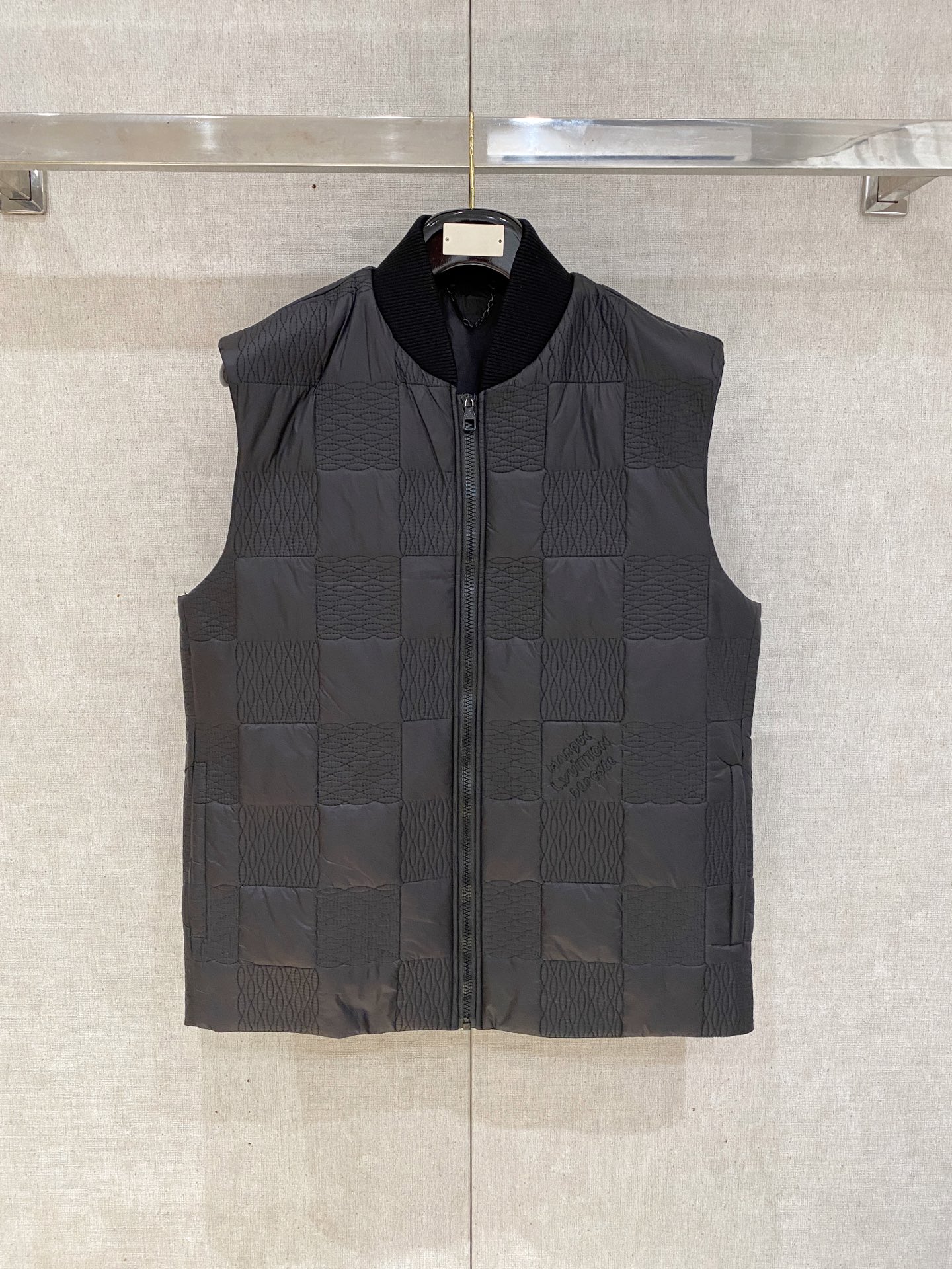 NO:538085,LV ss autumn and winter new style, classic cotton vest, using waterproof fabric, quilting process, three-dimensional and stylish, warm and stylish!  Casual and handsome feeling is easily created; casual and handsome European and American tone!  Smooth and neat, the upper body is crisp and stylish, and can be easily controlled by both business and leisure! Size M-XXxL,,louis vuitton,alexander wang19860909LV ss秋冬新款 经典夹棉马甲, 采用防沾水面料 绗缝工艺 立体有型 保暖的同时又不失时尚感！休闲帅气感轻松营造 ；随性帅气的欧美调调！流畅利落 上身挺括有型,商务休闲都能很好驾驭的一款! 尺码 M-XXxL,,louis vuitton,alexander wang,Men's clothing