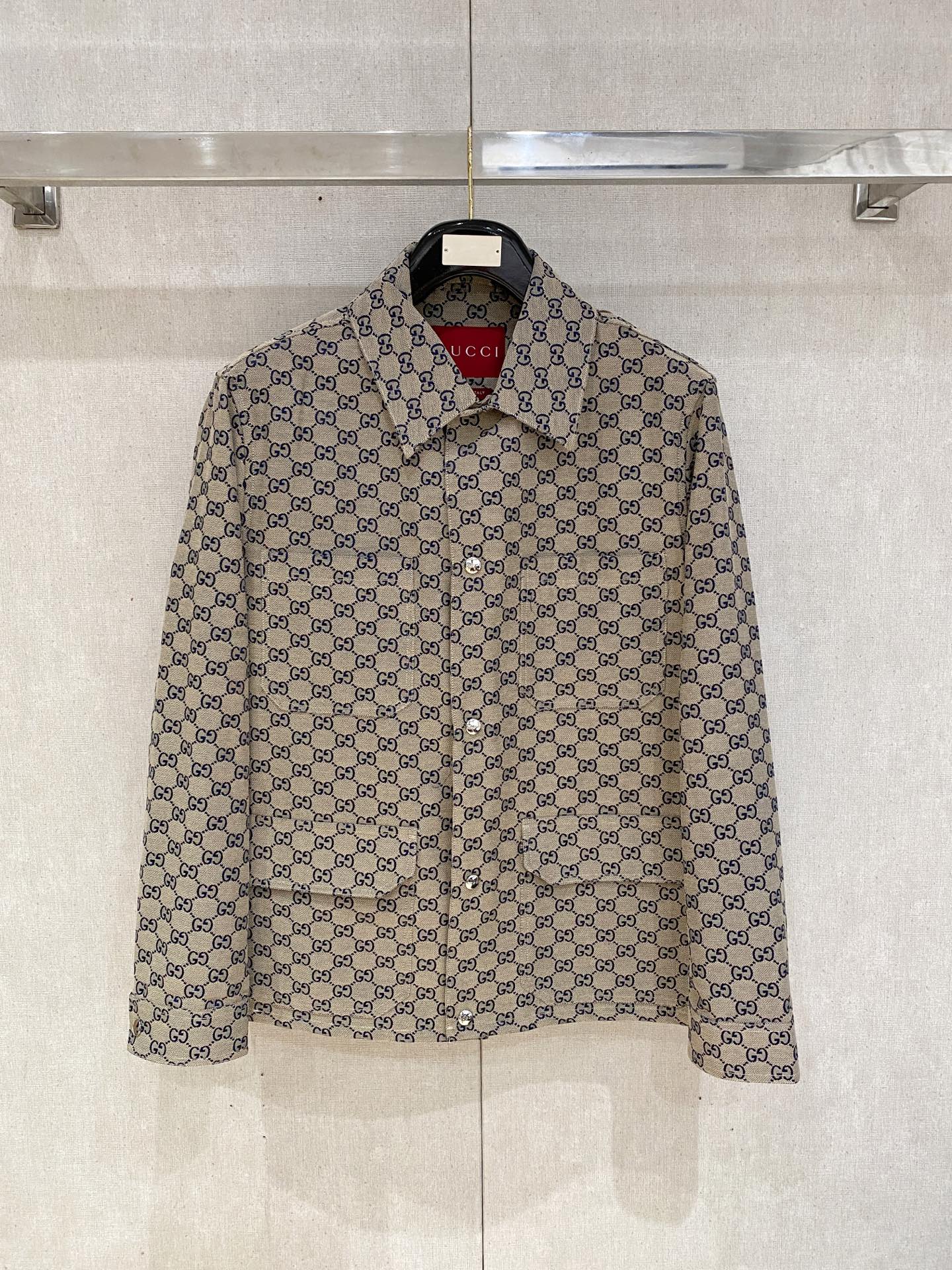 NO:538083,GUCCI 24 autumn and winter new product, double G jacquard multi-pocket lapel jacket, the latest blue G autumn color scheme. Haute couture canvas blend material, the fabric has a long weaving cycle and perfect quality control details. This item comes from the Gucci Lido series, blue double G design style, design inspiration from the Italian coastal club, the early autumn series reinterprets the brand from a modern perspective. G home’s iconic design elements and exquisite jacquard patterns. Ingeniously crafted, presenting a versatile choice for your seasonal wardrobe. Wearing for men and women, a must-have item for daily wear!  Size 48-56 (M-3XL), gucci, gucci, jackets & coats, alexander wang19860909GUCCI 24秋冬新品,双G小提花 多口袋翻领外套,最新蓝G秋季配色.高定帆布混纺材质,其面料定织周期较长,品控细节把握完美. 这款单品出自Gucci Lido系列,蓝双G设计风格,设计灵感源自意大利海岸风情俱乐部,早秋系列以现代视角焕新诠释品牌.G家标志性设计元素和精致提花图案.匠心制作,为您的换季衣橱呈献百搭之选.男女同穿,日常穿搭必备单品！ 尺码48-56码（M-3XL）,,gucci,gucci,jackets & coats,alexander wang,Men's clothing