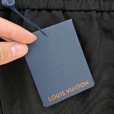 lv。2025ss秋冬新品 男士精品休闲裤顶级面料休闲裤,最新款上身版型无敌正!绝对可以闭眼收的一款此款 lv。2025ss秋冬新品 男士精品休闲裤顶级面料休闲裤,最新款上身版型无敌正!绝对可以闭眼收的一款此款