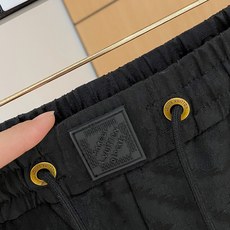 lv。2025ss秋冬新品 男士精品休闲裤顶级面料休闲裤,最新款上身版型无敌正!绝对可以闭眼收的一款此款 lv。2025ss秋冬新品 男士精品休闲裤顶级面料休闲裤,最新款上身版型无敌正!绝对可以闭眼收的一款此款
