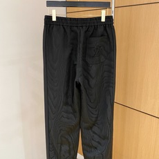 lv。2025ss秋冬新品 男士精品休闲裤顶级面料休闲裤,最新款上身版型无敌正!绝对可以闭眼收的一款此款 lv。2025ss秋冬新品 男士精品休闲裤顶级面料休闲裤,最新款上身版型无敌正!绝对可以闭眼收的一款此款