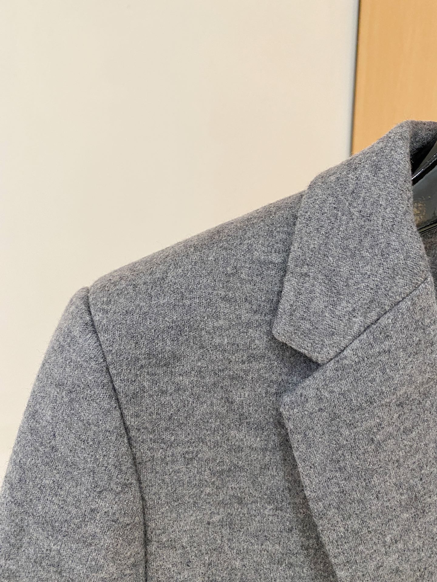 （推荐）BC 2025秋冬新款混纺面料男士修身西服外套2️⃣个颜色：浅米色款显得更加清新、柔和，适合日常