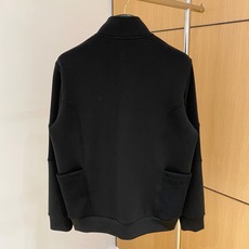 。普拉达 2025秋冬 羊毛混纺套头针织卫衣 几何拼皮的口袋设计 很有亮点,标志字母纽扣 细节上凸显 。普拉达 2025秋冬 羊毛混纺套头针织卫衣 几何拼皮的口袋设计 很有亮点,标志字母纽扣 细节上凸显
