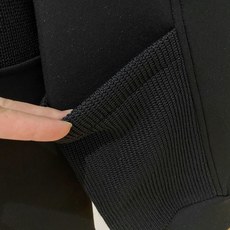 。普拉达 2025秋冬 羊毛混纺套头针织卫衣 几何拼皮的口袋设计 很有亮点,标志字母纽扣 细节上凸显 。普拉达 2025秋冬 羊毛混纺套头针织卫衣 几何拼皮的口袋设计 很有亮点,标志字母纽扣 细节上凸显