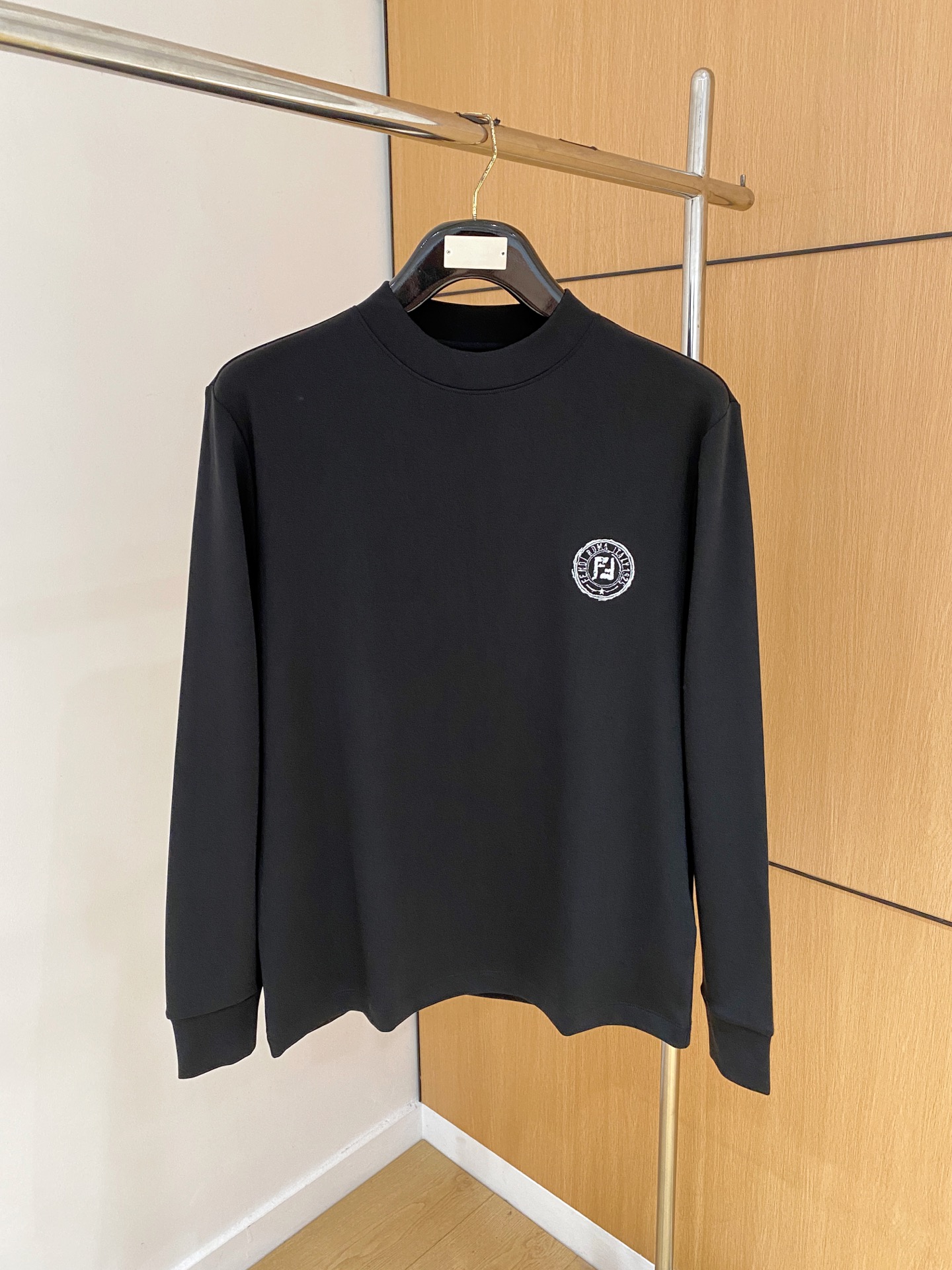 FD 家 2025秋冬男士最新的贸易订单打底衫，全品相！！采用logo图案刺绣设计！定制婴儿绒面料！上身