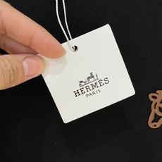 爱马仕家 2025秋冬男士最新的贸易订单打底衫,全品相!!采用logo图案刺绣设计!定制婴儿绒面料!上身 爱马仕家 2025秋冬男士最新的贸易订单打底衫,全品相!!采用logo图案刺绣设计!定制婴儿绒面料!上身