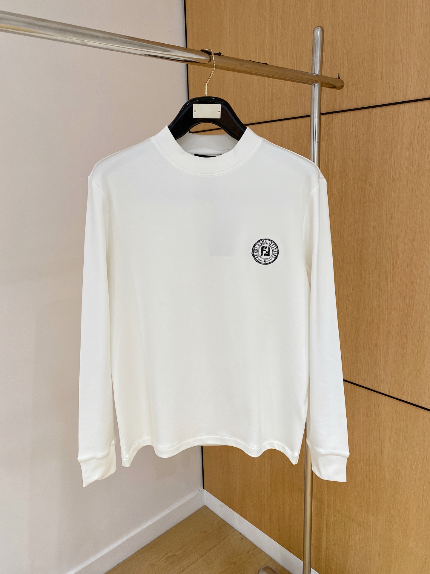 FD 家 2025秋冬男士最新的贸易订单打底衫，全品相！！采用logo图案刺绣设计！定制婴儿绒面料！上身