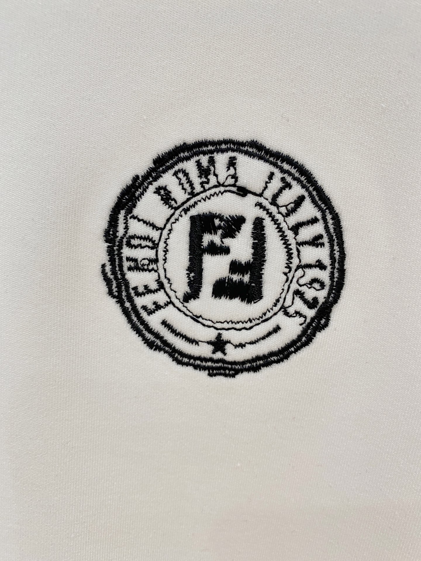 FD 家 2025秋冬男士最新的贸易订单打底衫，全品相！！采用logo图案刺绣设计！定制婴儿绒面料！上身