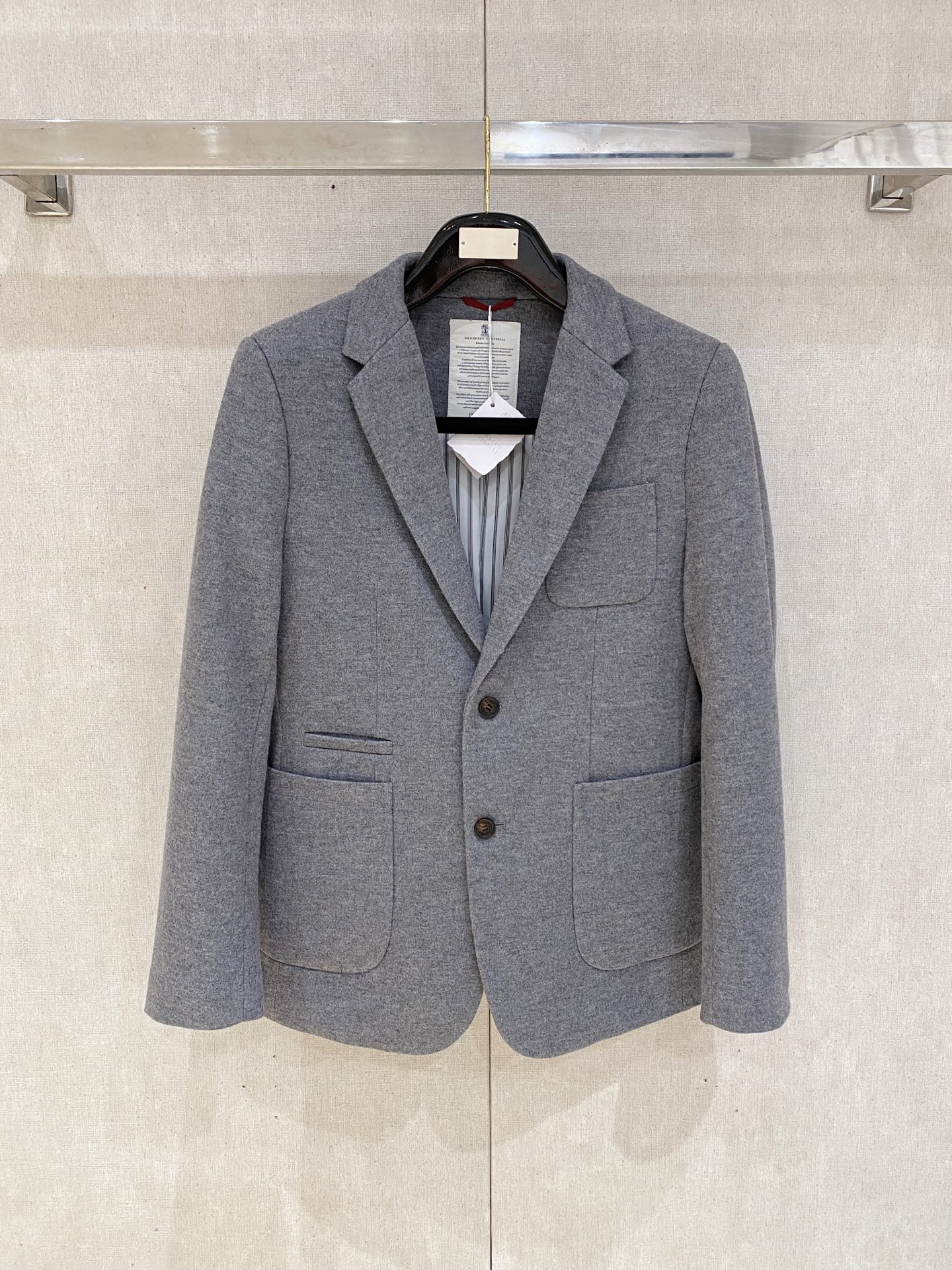 NO:538084,(Recommended) BC Autumn and Winter New Blend Fabric Men's Slim Suit Jacket Two colors light beige models look fresher and softer, suitable for daily casual or business casual occasions; dark gray models are more stable and formal, suitable for more serious business scenarios. The slim fit design can fit the wearer's figure well, show a capable and neat image, highlight the men's body lines, and avoid the bloated feeling of traditional suits. Fabric details The fabric composition is 63 polyester fiber, 28.4 cotton, 5.6 acetic acid and a small amount of wool. Polyester fiber makes the jacket crisp and wrinkle-resistant and easy to care; cotton increases softness and moisture absorption; acetate fiber enhances gloss and drape; wool gives the jacket warmth and texture.  The surface of the fabric presents a fine striped texture, which increases the visual layering, making the jacket look more refined, and also has a certain retro style. With the classic flat head design, this style of the head is relatively versatile and suitable for many occasions, from daily commuting to more formal business activities, it can be easily controlled. There is no obvious decorative button at the cuffs, and the design is simple and elegant, in line with the overall simple style. Elbow patches The elbow positions of the two jackets are equipped with oval patches, the material looks suede, and the color matches the main color of the jacket. This design is not only decorative, but also enhances the wear resistance of the elbow position. The buttons are made of buttons of the same color as the color of the clothes. The button surface is smooth and the four-eye design is unified with the overall style, low-key and refined.  It has a chest oblique socket pocket design, with the brand's iconic 'LP' word, which not only increases practicality, facilitates small objects, but also highlights the brand's characteristics; in addition, there is also a patch pocket below for daily use. The color of the lining is coordinated with the main color of the jacket, the lining is smooth, making it more comfortable to wear, and also increases the crispness of the jacket.19860909（推荐）BC 秋冬新款混纺面料男士修身西服外套 2个颜色浅米色款显得更加清新、柔和,适合日常休闲或商务休闲场合；深灰色款则更显沉稳、正式,适用于较为严肃的商务场景 . 采用修身版型设计,能够很好地贴合穿着者的身形,展现出干练、利落的形象,凸显男士的身材线条,避免传统西装的臃肿感. 面料细节 面料成分为63聚酯纤维、28.4人棉、5.6醋酸以及少量羊毛等混纺 .聚酯纤维使外套挺括抗皱,易于打理；人棉增加柔软度和吸湿性；醋酸纤维提升光泽感和垂坠感；羊毛则赋予外套保暖性和质感. 面料表面呈现出细密的条纹纹理,增加了视觉层次感,让外套看起来更加精致,同时也带有一定的复古风格. 经典的平驳头设计,这种驳头款式较为百搭,适合多种场合,从日常通勤到较为正式的商务活动都能轻松驾驭. 袖口处没有明显的装饰扣,设计简洁大方,符合整体的简约风格. 肘部补丁两件外套的肘部位置都配有椭圆形的补丁,材质看起来像是麂皮,颜色与外套主体颜色搭配和谐.这一设计不仅具有装饰性,还能增强肘部位置的耐磨性. 纽扣采用与衣服颜色同色的纽扣,纽扣表面光滑,四眼设计,与整体风格统一,低调又不失精致感. 设有胸前斜插口袋设计,带有品牌标志性的“LP‘字样,既增加了实用性,方便放置小物件,又彰显了品牌特色 ；此外还设有下方的贴袋,方便日常使用. 内衬颜色与外套主体颜色相协调,内衬材质光滑,穿着时更加舒适,同时也增加了外套的挺括度 .M-3XL.,,loro piana,jackets & coats,business suit,chamois leather,alexander wang,Men's clothing