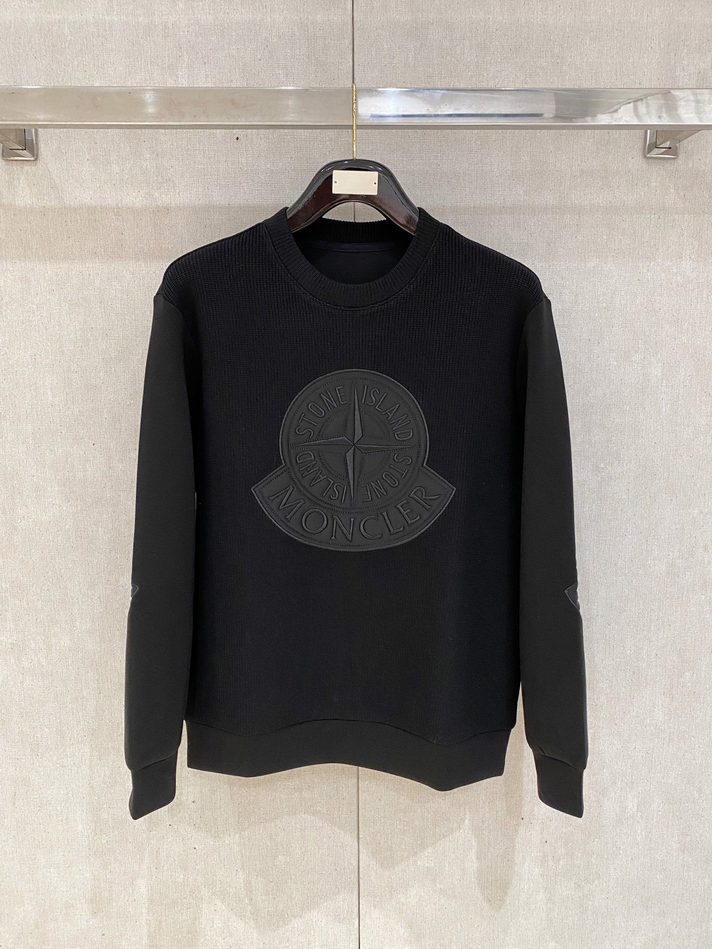 NO:538373,. .Painted 2025 Autumn and Winter 2025 Wool-blend pullover knit sweatshirt Geometric leather-patched pocket design Very highlighted, logo letter buttons Highlights in details The overall design is fashionable and gives a modern sense of tailoring, the neckline slightly fits the neck, making the overall upper body look younger and more fashionable. The fabric is made of customer-supplied wool blend material, which is easy to care for. The surface has a wool texture. The upper body is comfortable and warm, and it looks high-end. It also has a very crisp feeling. Color Black, brown, gray, code M-3XL, try on 172-148, wear L size slim feeling, Moncler, hoodie, sweatshirts, alexander wang19860909.蒙口 2025秋冬 羊毛混纺套头针织卫衣 几何拼皮的口袋设计 很有亮点,标志字母纽扣 细节上凸显质感 整体设计上身时尚而赋予现代气息感合体的剪裁,领口微微贴合颈部,让整体上身更显年轻时尚 , 面料采用客供定织羊毛混纺材质 有着易打理的特点 表面有着羊毛质感 上身舒适保暖 ,显高档的同时 又有很好挺括感 颜色 黑色 咖色 灰色 码数M-3XL 试穿172-148 穿L码修身感,,Moncler,hoodie,sweatshirts,alexander wang,Men's clothing