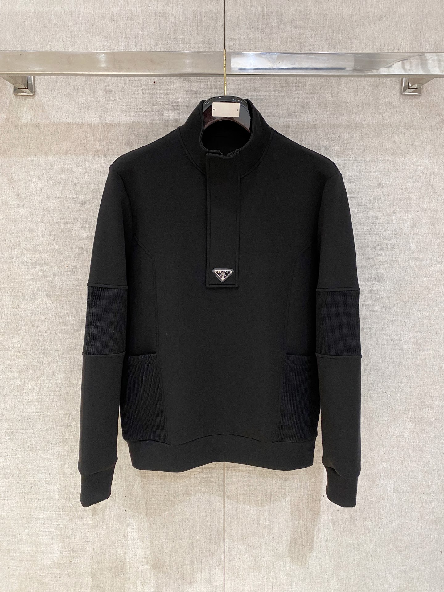 NO:538361,.Prada 2025 Autumn and Winter wool-blend pullover knit sweatshirt Geometric leather-patched pocket design is very highlighted, logo letter buttons highlight the texture in details The overall design is fashionable and gives a modern sense of tailoring, the neckline slightly fits the neck, making the overall upper body look younger and more fashionable. The fabric is made of customer-supplied wool blend material, which is easy to care for. The surface has a wool texture. The upper body is comfortable and warm, and it looks high-end. It also has a very crisp feeling. Color Black, brown, gray, code M-3XL, try on 172-148, wear L-slim feel,,prada,hoodie,sweatshirts,alexander wang19860909.普拉达 2025秋冬 羊毛混纺套头针织卫衣 几何拼皮的口袋设计 很有亮点,标志字母纽扣 细节上凸显质感 整体设计上身时尚而赋予现代气息感合体的剪裁,领口微微贴合颈部,让整体上身更显年轻时尚 , 面料采用客供定织羊毛混纺材质 有着易打理的特点 表面有着羊毛质感 上身舒适保暖 ,显高档的同时 又有很好挺括感 颜色 黑色 咖色 灰色 码数M-3XL 试穿172-148 穿L码修身感,,prada,hoodie,sweatshirts,alexander wang,Men's clothing