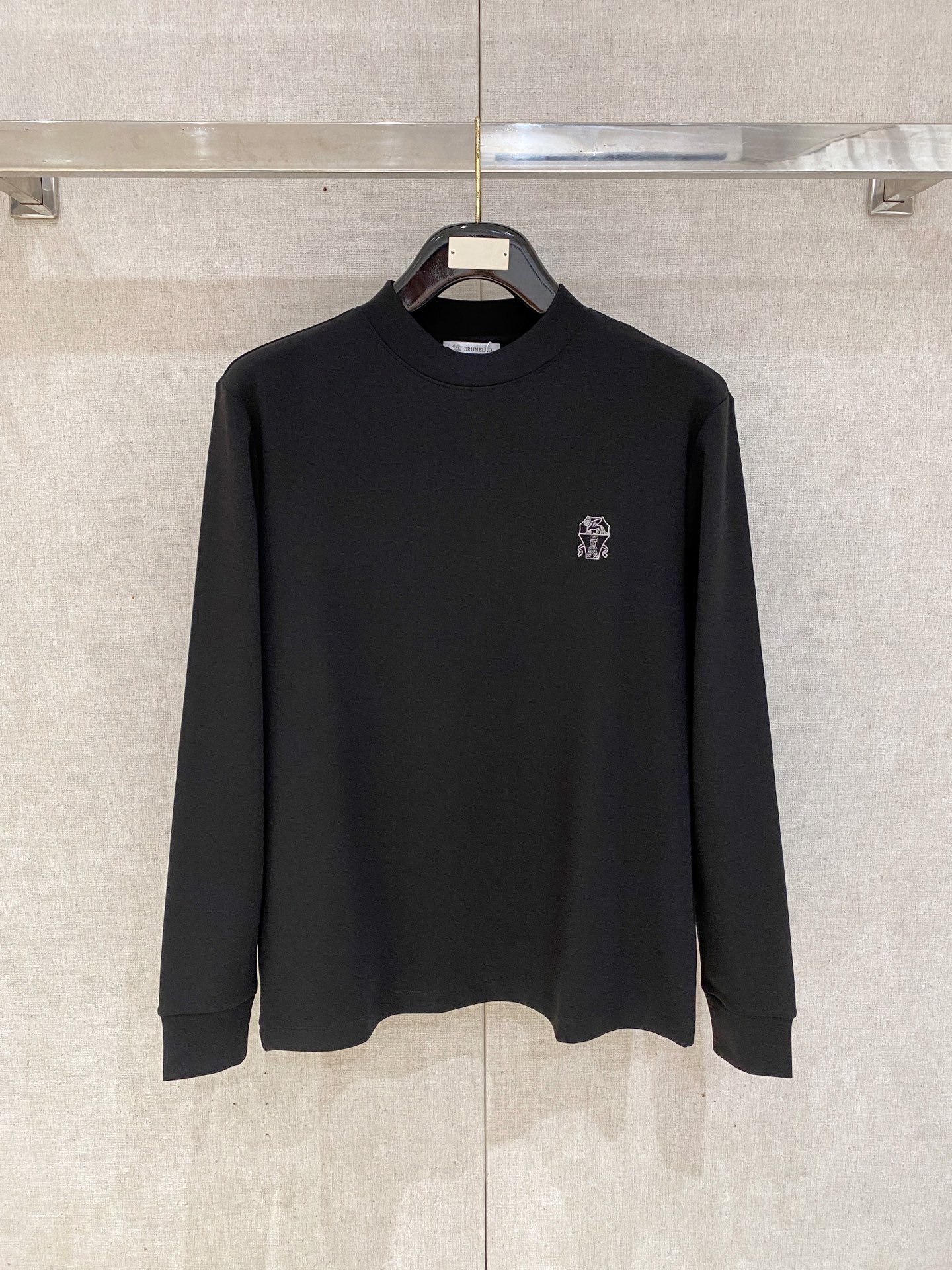 NO:538384,bc home 2025 autumn and winter men's latest trade order base shirt, full quality!  !  Embroidery design with logo pattern!  Customized baby sued fabric!  The upper body is comfortable and breathable, not stiff, and the overall three-dimensional feeling is rich, with quality export orders, customized exclusive baby sued fabric tailoring to meet the simple needs of commuters for dressing. The upper body is very effective, it looks slim and not picky about the figure. The fabric workmanship... Improper, good craftsmanship can make you look good and tasteful, a must-have item for everyone!  Size M-3XL 100, chanel,alexander wang19860909bc家 2025秋冬男士最新的贸易订单打底衫,全品相！！采用logo图案刺绣设计！定制婴儿绒面料！上身舒适透气,不僵硬,整体有着丰富的立体感,品质出口订单,定制专属婴儿绒面料剪裁,满足通勤人们对于着装的简约需求,上身效果很好,显瘦,不挑剔身材.面料做工....无可挑剔,好工艺好面料才能穿出好品味一款,人手必备单品！尺码M-3XL 100,,chanel,alexander wang,Men's clothing