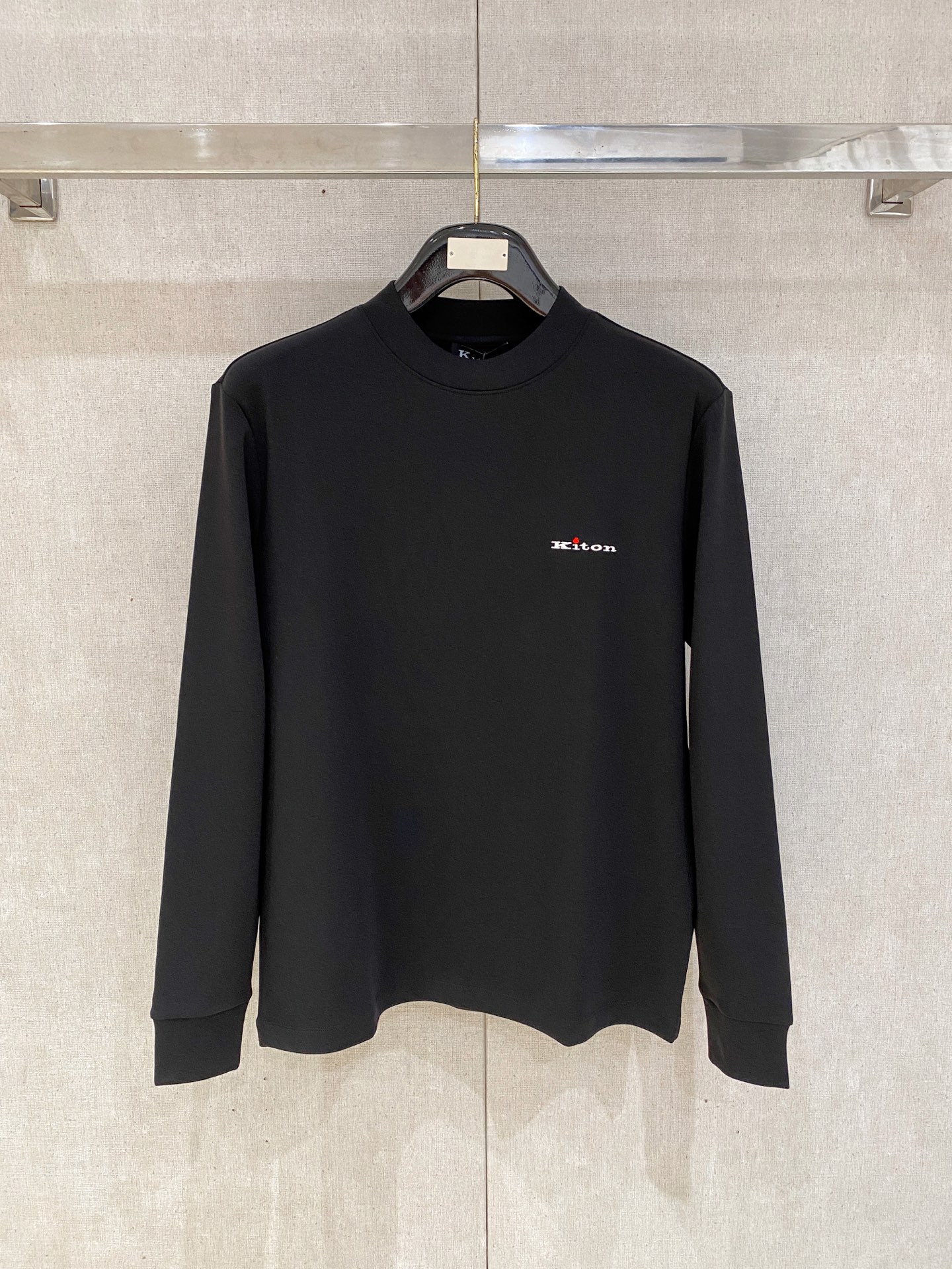 NO:538381,The latest 2025 autumn and winter men's latest trade order base shirt, full quality!  !  Embroidery design with logo pattern!  Customized baby sued fabric!  The upper body is comfortable and breathable, not stiff, and the overall three-dimensional feeling is rich, with quality export orders, customized exclusive baby sued fabric tailoring to meet the simple needs of commuters for dressing. The upper body is very effective, it looks slim and not picky about the figure. The fabric workmanship... Improper, good craftsmanship can make you look good and tasteful, a must-have item for everyone!  Size M-3XL 100, alexander wang19860909其吨家 2025秋冬男士最新的贸易订单打底衫,全品相！！采用logo图案刺绣设计！定制婴儿绒面料！上身舒适透气,不僵硬,整体有着丰富的立体感,品质出口订单,定制专属婴儿绒面料剪裁,满足通勤人们对于着装的简约需求,上身效果很好,显瘦,不挑剔身材.面料做工....无可挑剔,好工艺好面料才能穿出好品味一款,人手必备单品！尺码M-3XL 100,,alexander wang,Men's clothing