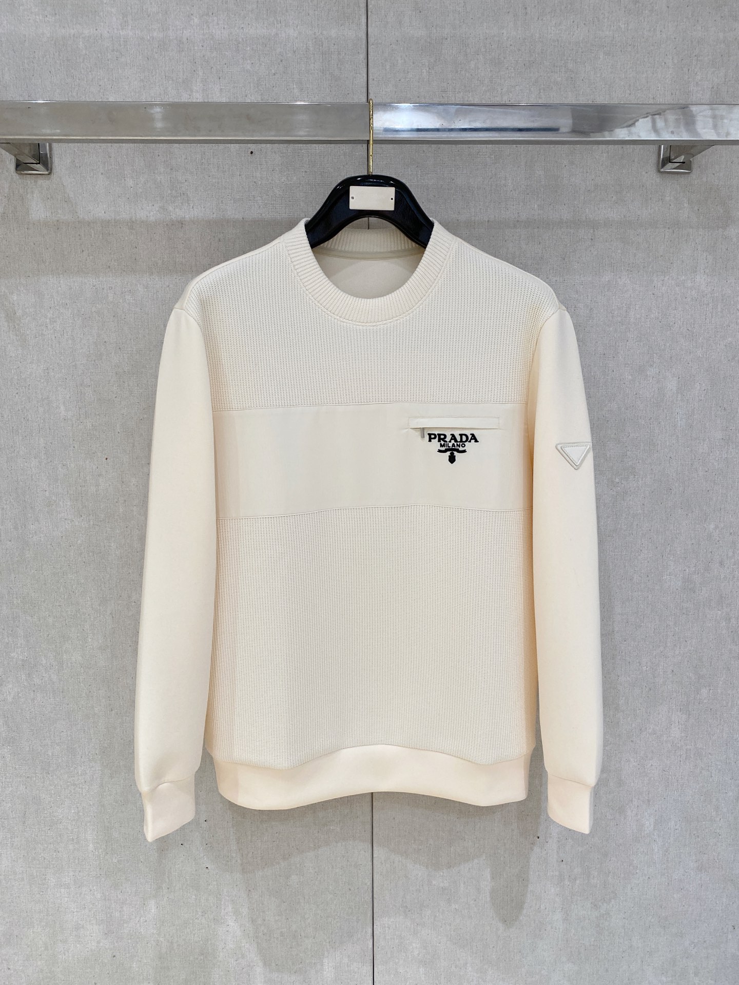 NO:538358,.Prada 2025 Autumn and Winter wool-blend pullover knit sweatshirt Geometric leather-patched pocket design is very highlighted, logo letter buttons highlight the texture in details The overall design is fashionable and gives a modern sense of tailoring, the neckline slightly fits the neck, making the overall upper body look younger and more fashionable. The fabric is made of customer-supplied wool blend material, which is easy to care for. The surface has a wool texture. The upper body is comfortable and warm, and it looks high-end. It also has a very crisp feeling. Color Black, brown, gray, code M-3XL, try on 172-148, wear L-slim feel,,prada,hoodie,sweatshirts,alexander wang19860909.普拉达 2025秋冬 羊毛混纺套头针织卫衣 几何拼皮的口袋设计 很有亮点,标志字母纽扣 细节上凸显质感 整体设计上身时尚而赋予现代气息感合体的剪裁,领口微微贴合颈部,让整体上身更显年轻时尚 , 面料采用客供定织羊毛混纺材质 有着易打理的特点 表面有着羊毛质感 上身舒适保暖 ,显高档的同时 又有很好挺括感 颜色 黑色 咖色 灰色 码数M-3XL 试穿172-148 穿L码修身感,,prada,hoodie,sweatshirts,alexander wang,Men's clothing