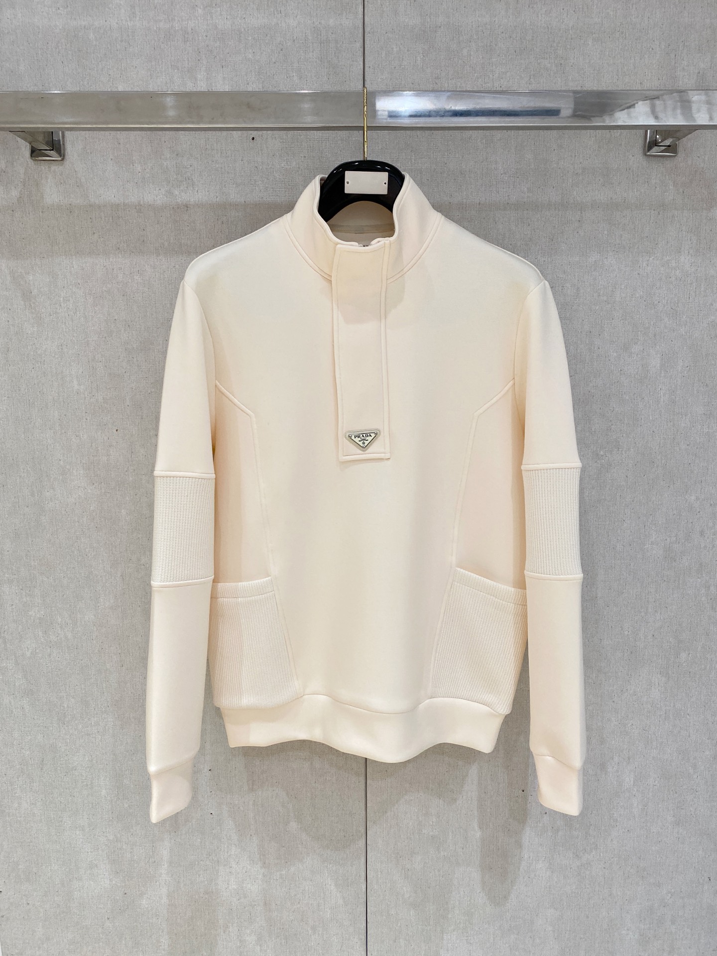 NO:538364,.Prada 2025 Autumn and Winter wool-blend pullover knit sweatshirt Geometric leather-patched pocket design is very highlighted, logo letter buttons highlight the texture in details The overall design is fashionable and gives a modern sense of tailoring, the neckline slightly fits the neck, making the overall upper body look younger and more fashionable. The fabric is made of customer-supplied wool blend material, which is easy to care for. The surface has a wool texture. The upper body is comfortable and warm, and it looks high-end. It also has a very crisp feeling. Color Black, brown, gray, code M-3XL, try on 172-148, wear L-slim feel,,prada,hoodie,sweatshirts,alexander wang19860909.普拉达 2025秋冬 羊毛混纺套头针织卫衣 几何拼皮的口袋设计 很有亮点,标志字母纽扣 细节上凸显质感 整体设计上身时尚而赋予现代气息感合体的剪裁,领口微微贴合颈部,让整体上身更显年轻时尚 , 面料采用客供定织羊毛混纺材质 有着易打理的特点 表面有着羊毛质感 上身舒适保暖 ,显高档的同时 又有很好挺括感 颜色 黑色 咖色 灰色 码数M-3XL 试穿172-148 穿L码修身感,,prada,hoodie,sweatshirts,alexander wang,Men's clothing