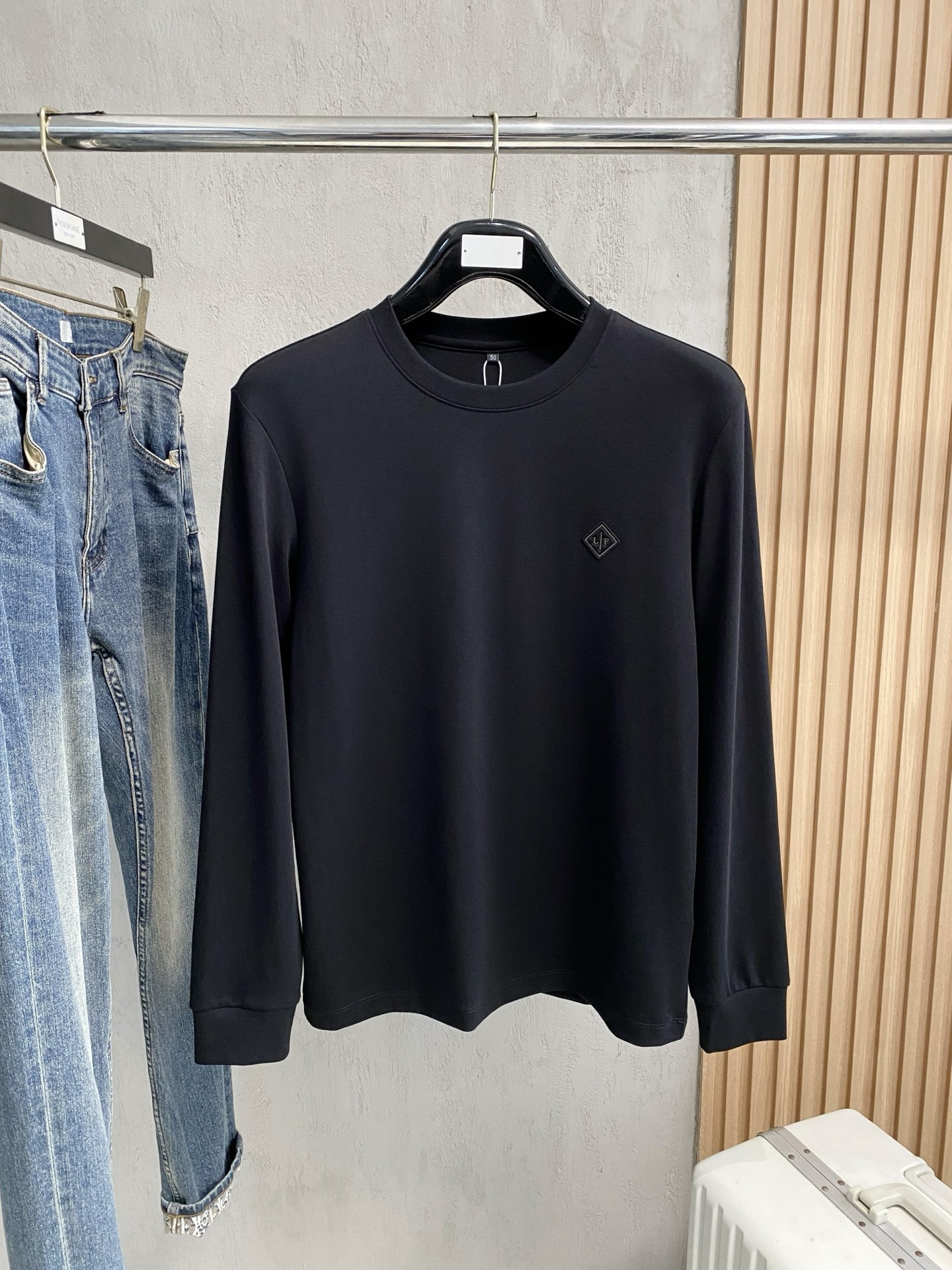 NO:539455,LSS [New Product] The latest and most top version of exquisite craft round neck sweatshirt, the top quality counter original single pullover, the top production process imported fabric, the counter quality heavy industry embroidery design, using imported high-end customized fabric, and the imported silk thread feels first-class!  The same style as men and women are on sale on the official website!  Complete three standards, code number M-3XL, hoodie, sweatshirts, alexander wang19860909LSS【新品】最新最顶级版本精美工艺圆领卫衣,最顶级的品质专柜原单套头衫,顶级制作工艺进口面料,专柜品质重工刺绣设计,采用进口高端订制面料,进口丝线手感一流！男女同款官网在售！三标齐全 码数M-3XL,,hoodie,sweatshirts,alexander wang,Men's clothing