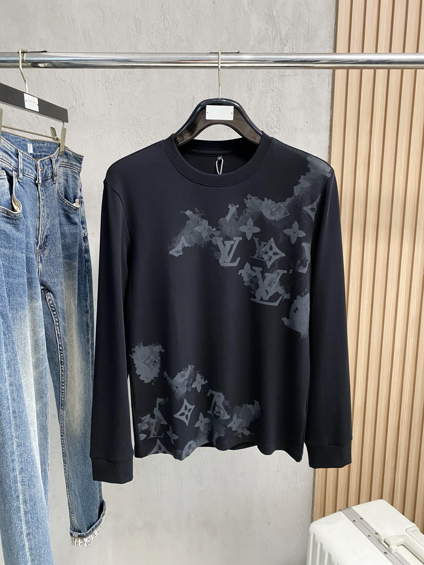 NO:539449,LV 25SS [New Product] The latest and most top version of exquisite craft round neck sweatshirt, the top quality counter original single pullover, the top production process imported fabric, the counter quality heavy industry embroidery design, using imported high-end customized fabric, and the imported silk thread feels first-class!  The same style as men and women are on sale on the official website!  Complete three standards, code number M-3XL, louis vuitton, hoodie, sweatshirts, alexander wang19860909LV 25SS【新品】最新最顶级版本精美工艺圆领卫衣,最顶级的品质专柜原单套头衫,顶级制作工艺进口面料,专柜品质重工刺绣设计,采用进口高端订制面料,进口丝线手感一流！男女同款官网在售！三标齐全 码数M-3XL,,louis vuitton,hoodie,sweatshirts,alexander wang,Men's clothing