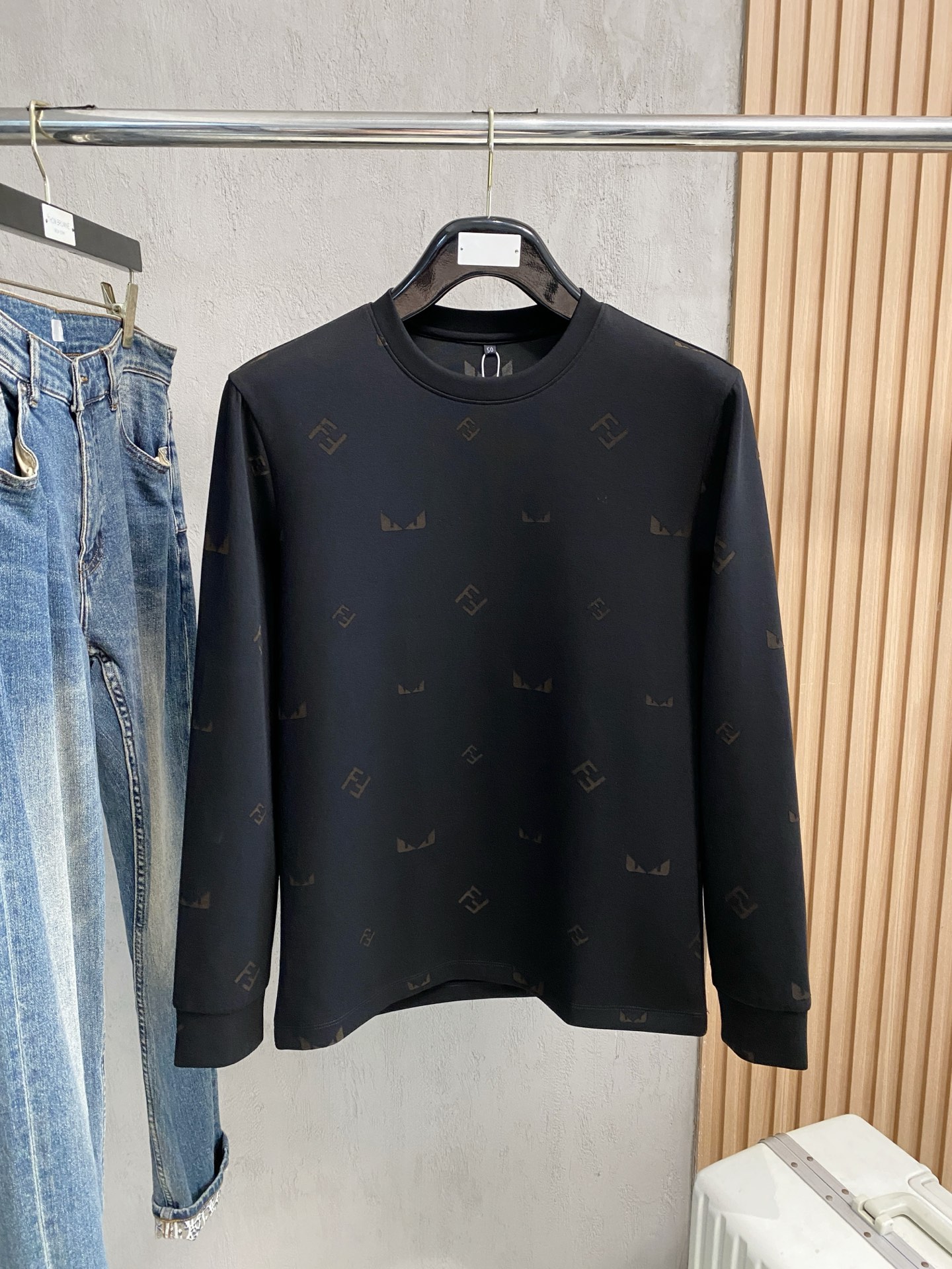 NO:539446,Fendi 25SS [New Product] The latest and most top version of exquisite craft round neck sweatshirt, the top quality counter original single pullover, the top production process imported fabric, the counter quality heavy industry embroidery design, using imported high-end customized fabrics, and the imported silk thread feels first-class!  The same style as men and women are on sale on the official website!  Complete three standards: M-3XL, fendi, hoodie, sweatshirts, alexander wang19860909芬迪25SS【新品】最新最顶级版本精美工艺圆领卫衣,最顶级的品质专柜原单套头衫,顶级制作工艺进口面料,专柜品质重工刺绣设计,采用进口高端订制面料,进口丝线手感一流！男女同款官网在售！三标齐全 码数M-3XL,,fendi,hoodie,sweatshirts,alexander wang,Men's clothing