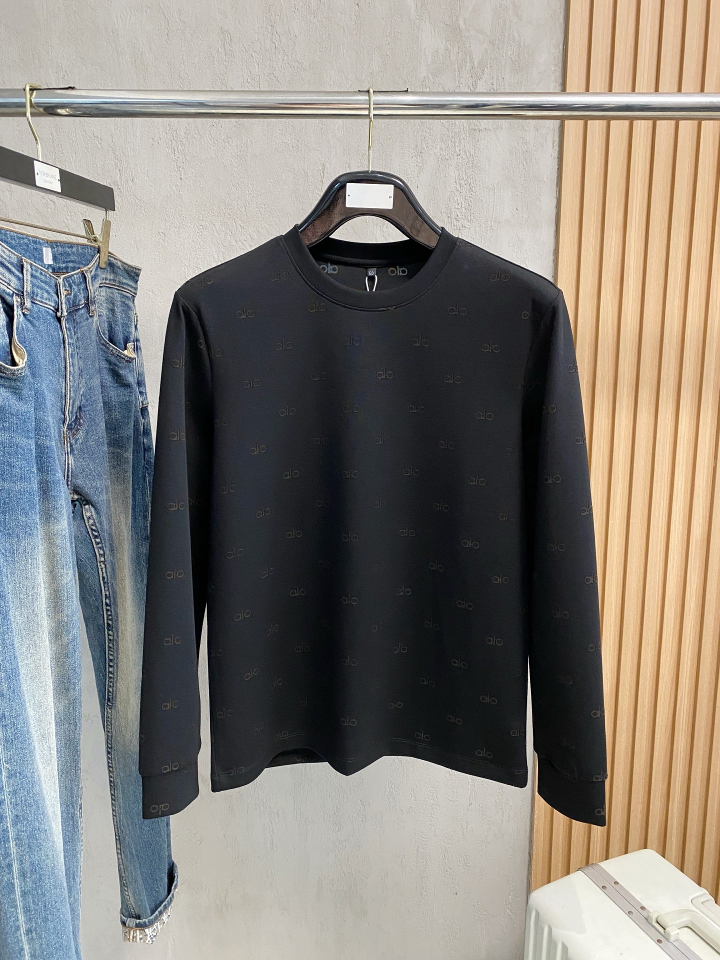 NO:539440,alo 25SS [New Product] The latest and most top version of exquisite craft round neck sweatshirt, the top quality counter original single pullover, the top production process imported fabric, the counter quality heavy industry embroidery design, using imported high-end customized fabric, and the imported silk thread feels first-class!  The same style as men and women are on sale on the official website!  Complete three standards, code number M-3XL, hoodie, sweatshirts, alexander wang19860909alo 25SS【新品】最新最顶级版本精美工艺圆领卫衣,最顶级的品质专柜原单套头衫,顶级制作工艺进口面料,专柜品质重工刺绣设计,采用进口高端订制面料,进口丝线手感一流！男女同款官网在售！三标齐全 码数M-3XL,,hoodie,sweatshirts,alexander wang,Men's clothing