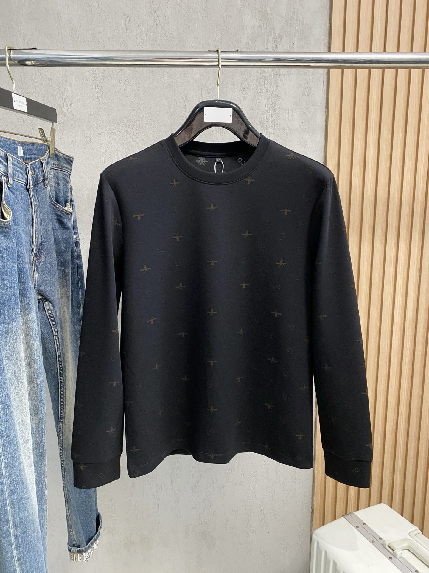 NO:539443,Dior 25SS [New Product] The latest and most top version of exquisite craft round neck sweatshirt, the top quality counter original single pullover, the top production process imported fabric, the counter quality heavy industry embroidery design, using imported high-end customized fabrics, and the imported silk thread feels first-class!  The same style as men and women are on sale on the official website!  Complete three standards, code number M-3XL, dior, hoodie, sweatshirts, alexander wang19860909迪奥25SS【新品】最新最顶级版本精美工艺圆领卫衣,最顶级的品质专柜原单套头衫,顶级制作工艺进口面料,专柜品质重工刺绣设计,采用进口高端订制面料,进口丝线手感一流！男女同款官网在售！三标齐全 码数M-3XL,,dior,hoodie,sweatshirts,alexander wang,Men's clothing