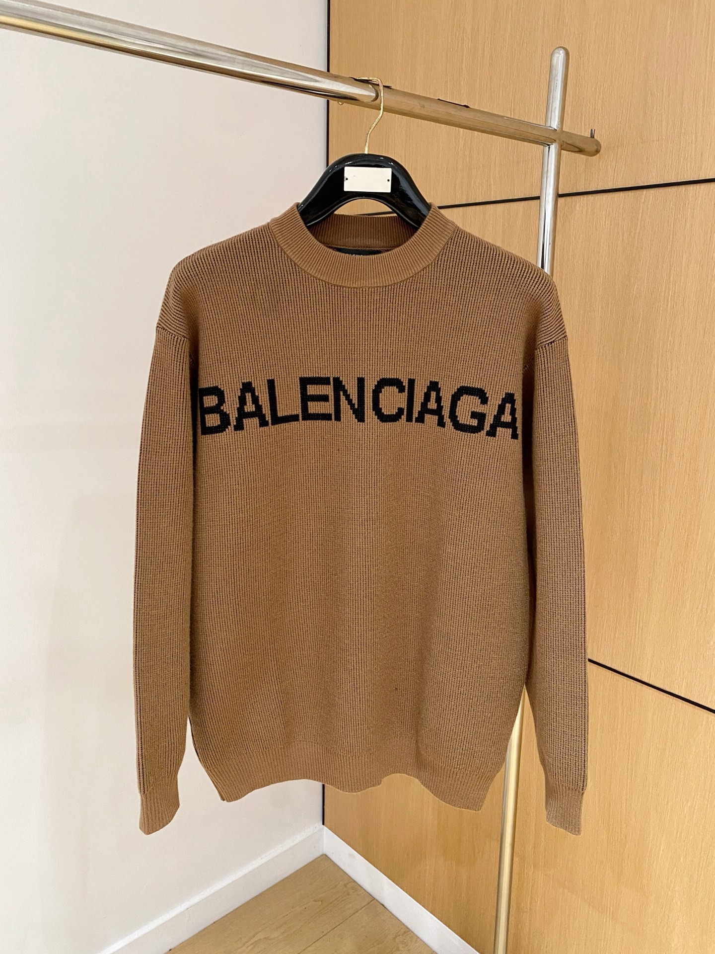 NO:547508,Balenciaga 25 official website, the latest round neck sweater in autumn and winter, is also a hot model on sale!  Special wool blend fabric. It feels comfortable to touch the skin directly. The logo badge is exquisitely embroidered logo, which is extremely eye-catching!  Details highlight the fashion charm of big brands. Exquisite workmanship and three-dimensional cutting style. The dressing effect is invincible and handsome!  Code number M-3XL, balenciaga, sweaters, alexander wang19860909巴黎世家 25官网秋冬季最新款圆领毛衣,同步在售爆款！特供羊毛混纺面料.手感舒适.可直接接触皮肤,logo徽章精致刺绣标志,极为抢眼！细节凸显大牌时尚魅力.精致做工.立体裁剪风格.穿着效果无敌帅气！码数M-3XL,,balenciaga,sweaters,alexander wang,Men's clothing