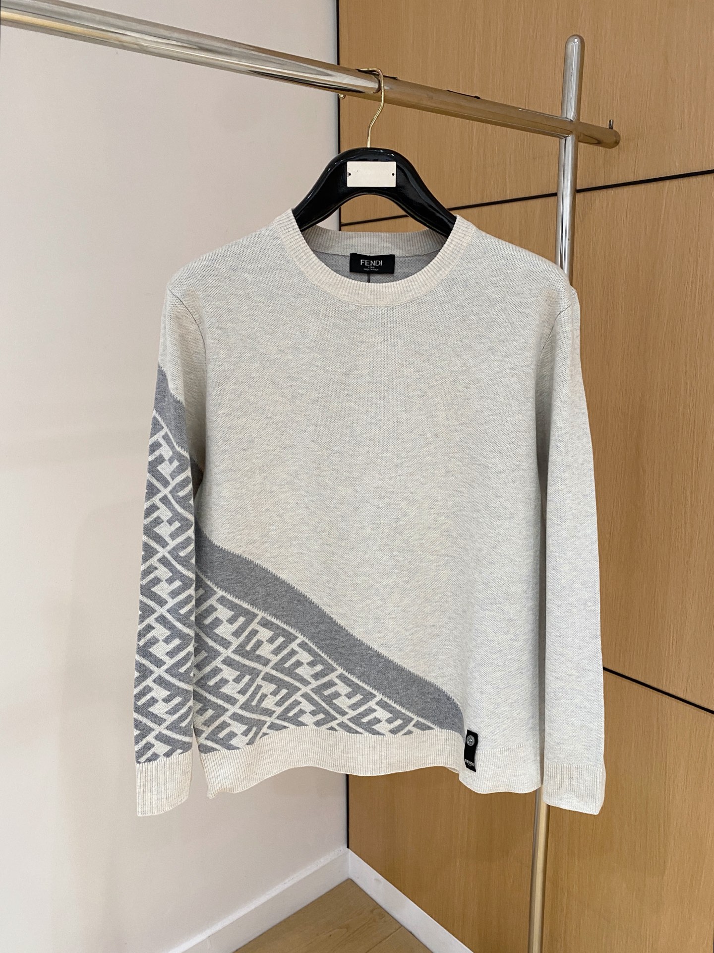 NO:547527,Fendi 25 official website has the latest round neck sweater in autumn and winter, and it is also a hot model on sale!  Special wool blend fabric. It feels comfortable to touch the skin directly. The logo badge is exquisitely embroidered logo, which is extremely eye-catching!  Details highlight the fashion charm of big brands. Exquisite workmanship and three-dimensional cutting style. The dressing effect is invincible and handsome!  Code number M-3XL, fendi, sweaters, alexander wang19860909芬迪 25官网秋冬季最新款圆领毛衣,同步在售爆款！特供羊毛混纺面料.手感舒适.可直接接触皮肤,logo徽章精致刺绣标志,极为抢眼！细节凸显大牌时尚魅力.精致做工.立体裁剪风格.穿着效果无敌帅气！码数M-3XL,,fendi,sweaters,alexander wang,Men's clothing