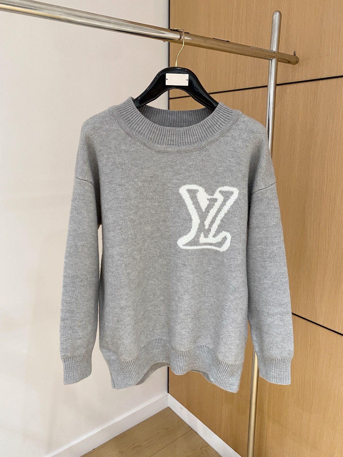 NO:547542,The latest round-neck sweater in autumn and winter on the official website of LV 25, and it is also a hot model on sale!  Special wool blend fabric. It feels comfortable to touch the skin directly. The logo badge is exquisitely embroidered logo, which is extremely eye-catching!  Details highlight the fashion charm of big brands. Exquisite workmanship and three-dimensional cutting style. The dressing effect is invincible and handsome!  Code number M-3XL, louis vuitton, sweaters, alexander wang19860909LV 25官网秋冬季最新款圆领毛衣,同步在售爆款！特供羊毛混纺面料.手感舒适.可直接接触皮肤,logo徽章精致刺绣标志,极为抢眼！细节凸显大牌时尚魅力.精致做工.立体裁剪风格.穿着效果无敌帅气！码数M-3XL,,louis vuitton,sweaters,alexander wang,Men's clothing