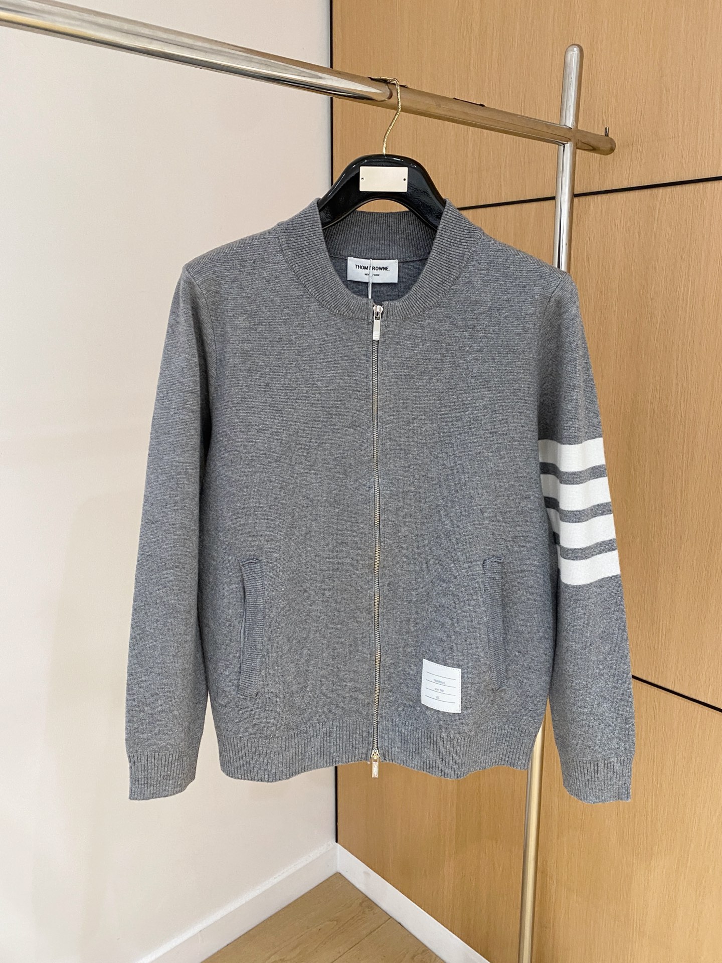 NO:547485,TB 25 official website has the latest zipper sweater in autumn and winter, and it is also a hot product on sale!  Special wool blend fabric. It feels comfortable to touch the skin directly. The logo badge is exquisitely embroidered logo, which is extremely eye-catching!  Details highlight the fashion charm of big brands. Exquisite workmanship and three-dimensional cutting style. The dressing effect is invincible and handsome!  Code number M-3XL, sweaters, alexander wang19860909TB 25官网秋冬季最新款拉链毛衣,同步在售爆款！特供羊毛混纺面料.手感舒适.可直接接触皮肤,logo徽章精致刺绣标志,极为抢眼！细节凸显大牌时尚魅力.精致做工.立体裁剪风格.穿着效果无敌帅气！码数M-3XL,,sweaters,alexander wang,Men's clothing