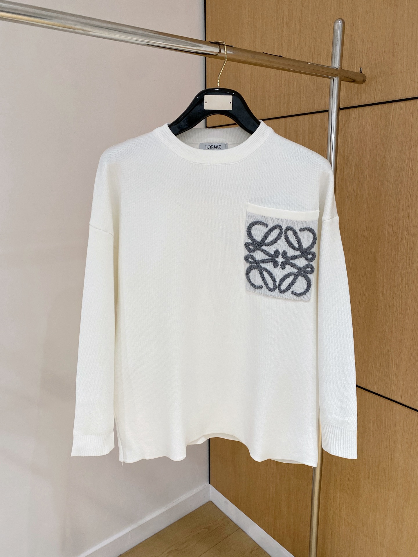 NO:547537,Luo Yiwei 25 official website has the latest round neck sweater in autumn and winter, and it is also a hot model on sale!  Special wool blend fabric. It feels comfortable to touch the skin directly. The logo badge is exquisitely embroidered logo, which is extremely eye-catching!  Details highlight the fashion charm of big brands. Exquisite workmanship and three-dimensional cutting style. The dressing effect is invincible and handsome!  Code number M-3XL, loewe, sweaters, alexander wang19860909罗意威 25官网秋冬季最新款圆领毛衣,同步在售爆款！特供羊毛混纺面料.手感舒适.可直接接触皮肤,logo徽章精致刺绣标志,极为抢眼！细节凸显大牌时尚魅力.精致做工.立体裁剪风格.穿着效果无敌帅气！码数M-3XL,,loewe,sweaters,alexander wang,Men's clothing